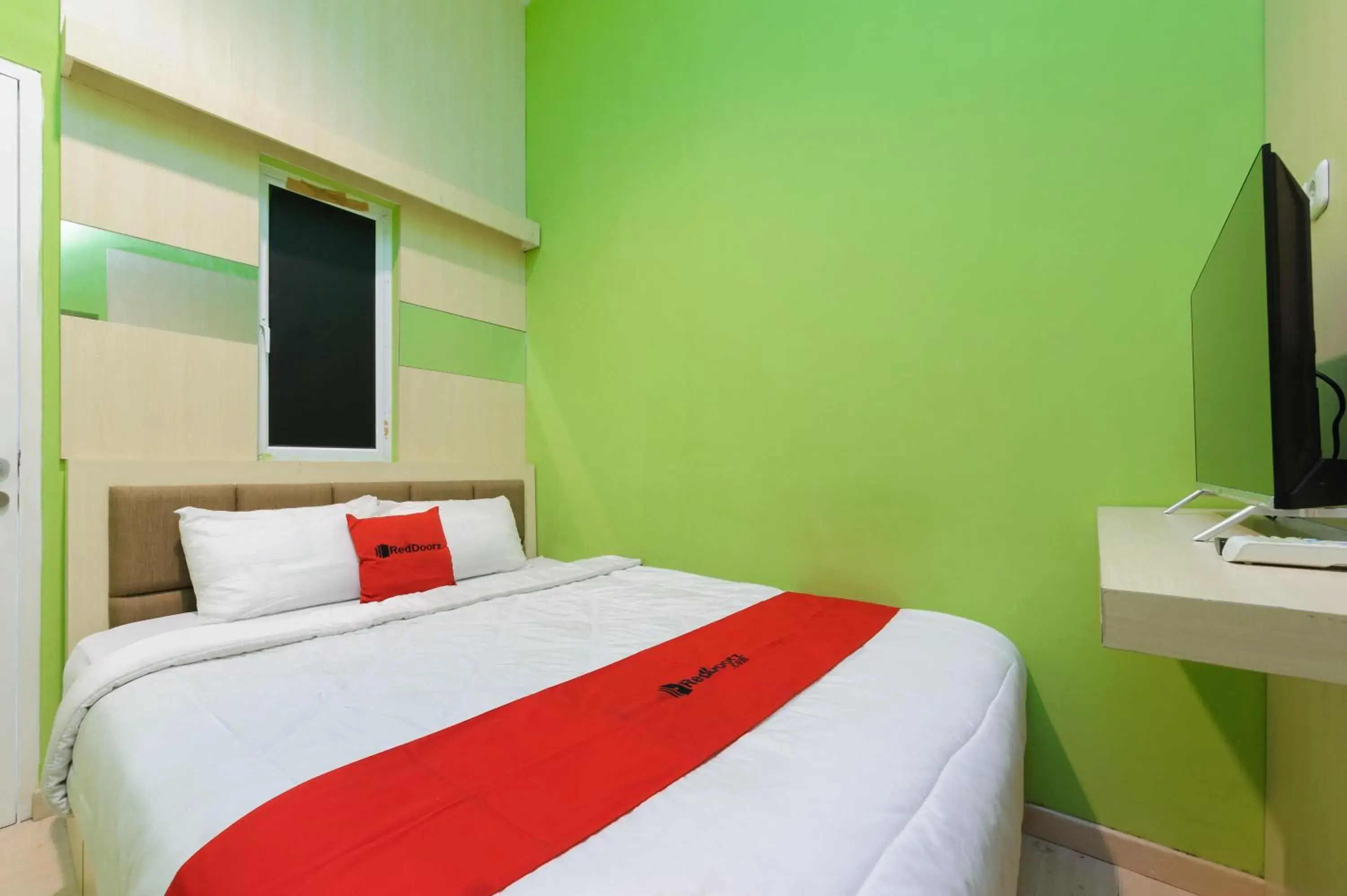Standard Double Room in RedDoorz near Stasiun Palmerah Standard Double Room in RedDoorz near Stasiun Palmerah