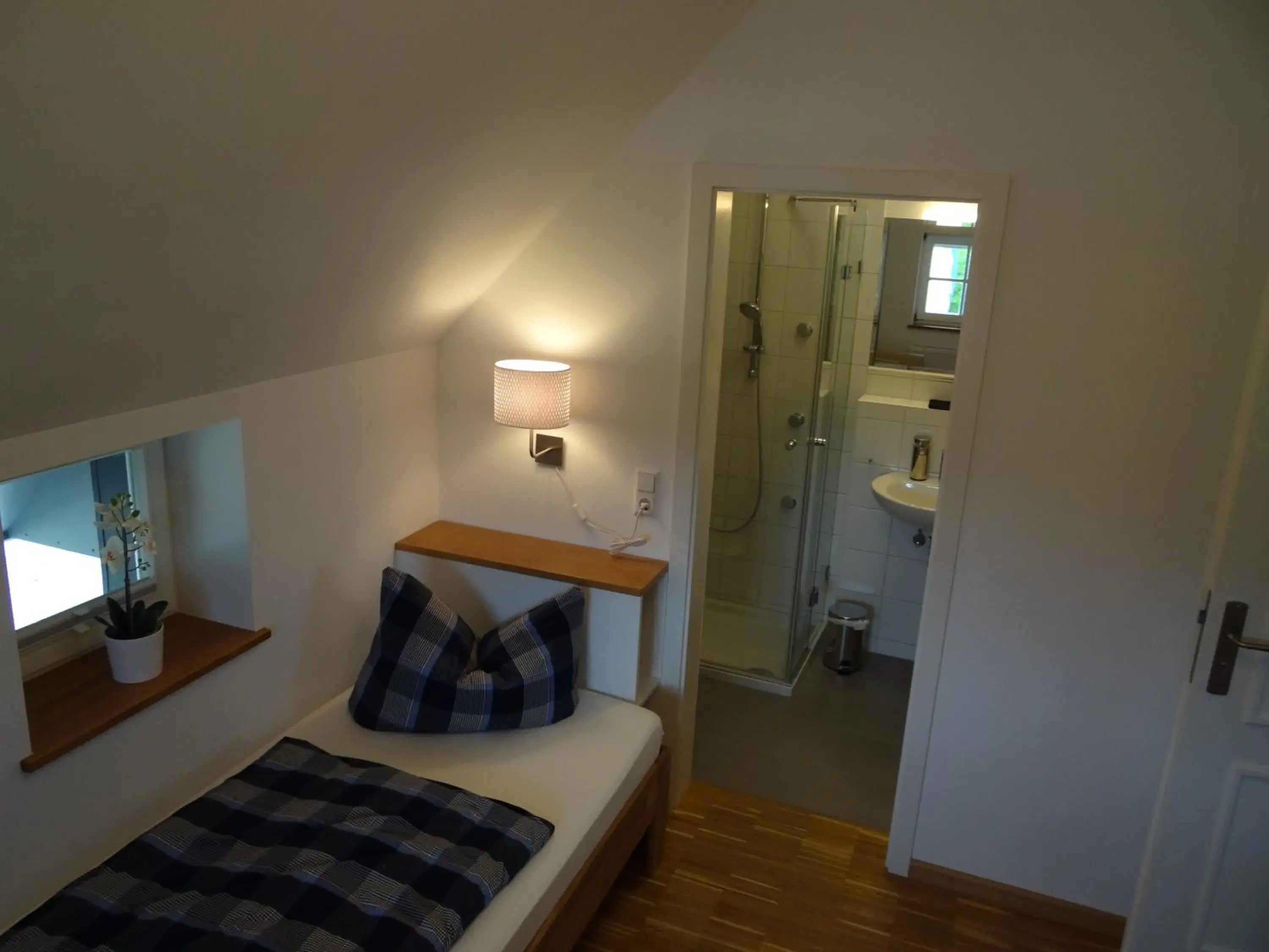 Single Room with Shower in Landgasthaus zum Seysingshof Single Room with Shower in Landgasthaus zum Seysingshof