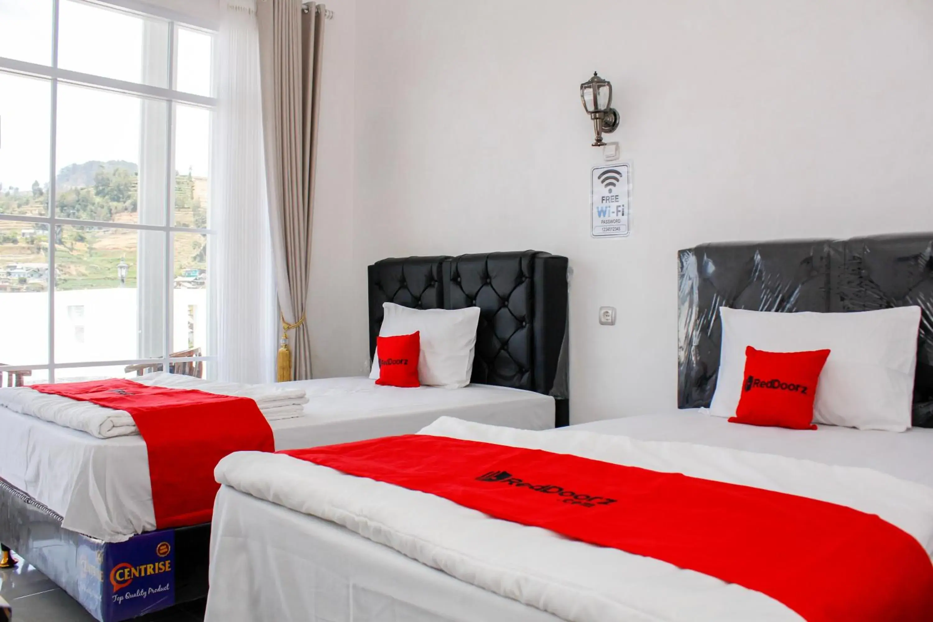 Deluxe Twin Room in RedDoorz Syariah near Kawasan Wisata Gunung Prau Dieng Deluxe Twin Room in RedDoorz Syariah near Kawasan Wisata Gunung Prau Dieng