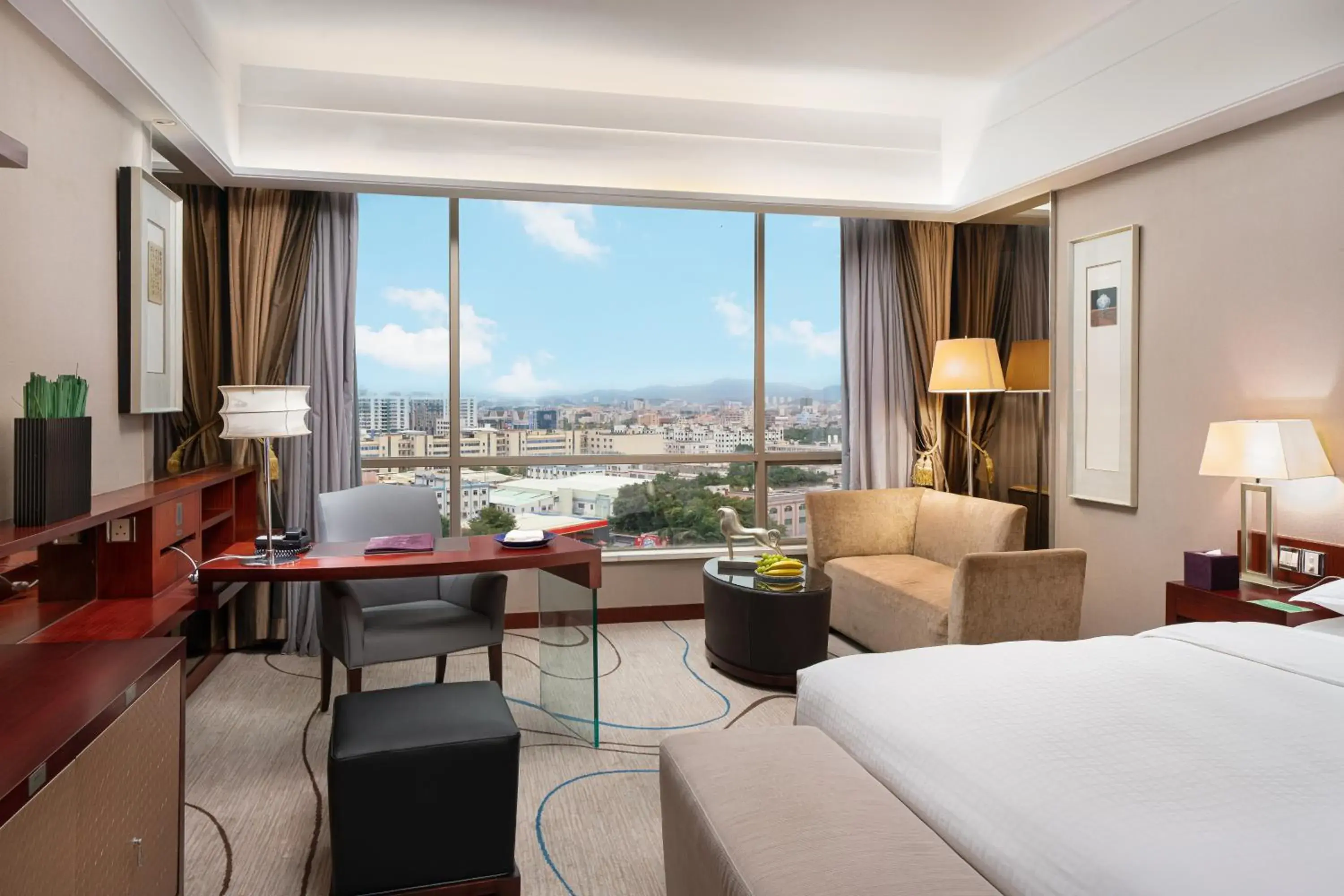 Queen Room with Garden View in Dongguan Royal Garden Hotel Queen Room with Garden View in Dongguan Royal Garden Hotel