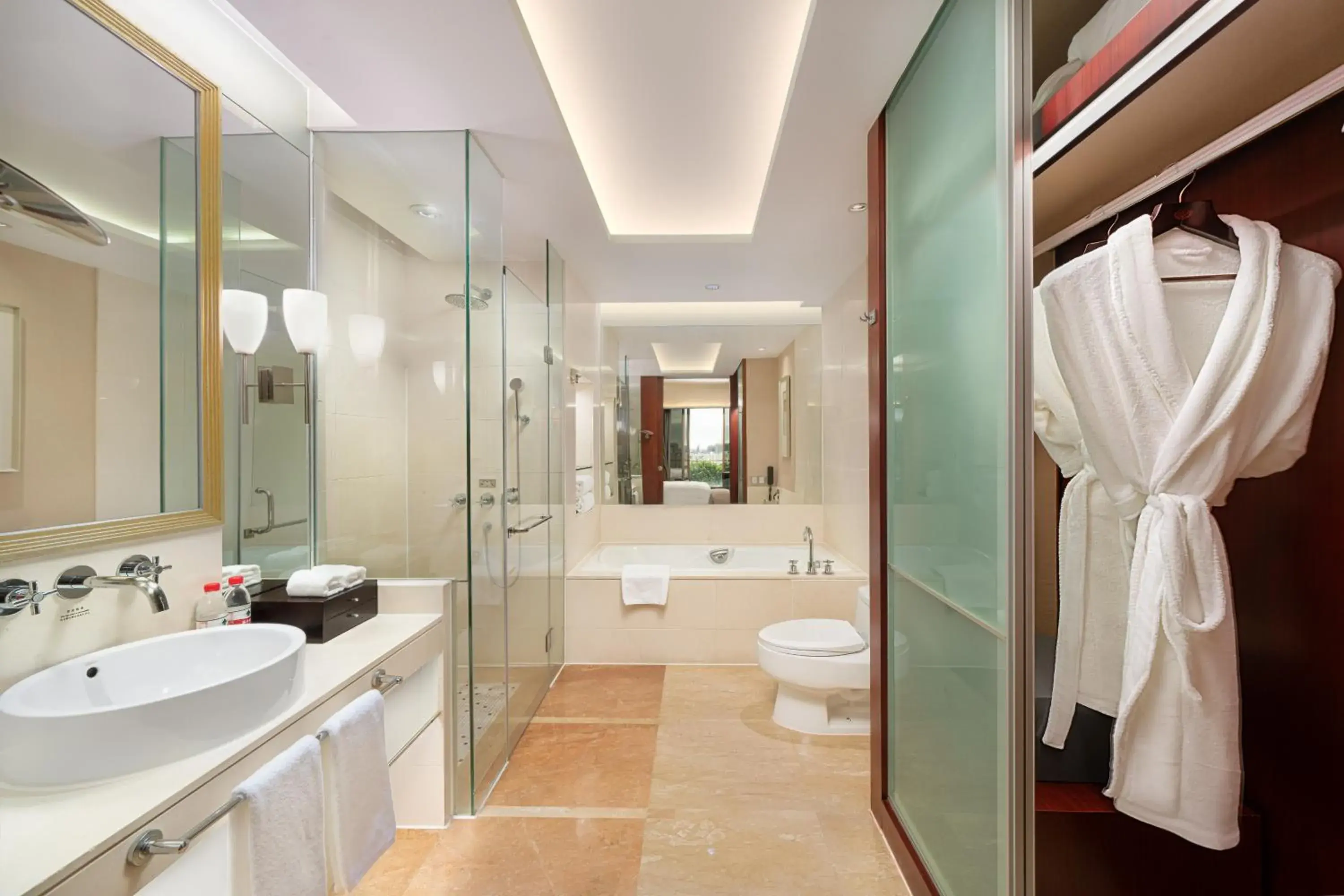 Deluxe King Room with Mountain View in Dongguan Royal Garden Hotel Deluxe King Room with Mountain View in Dongguan Royal Garden Hotel