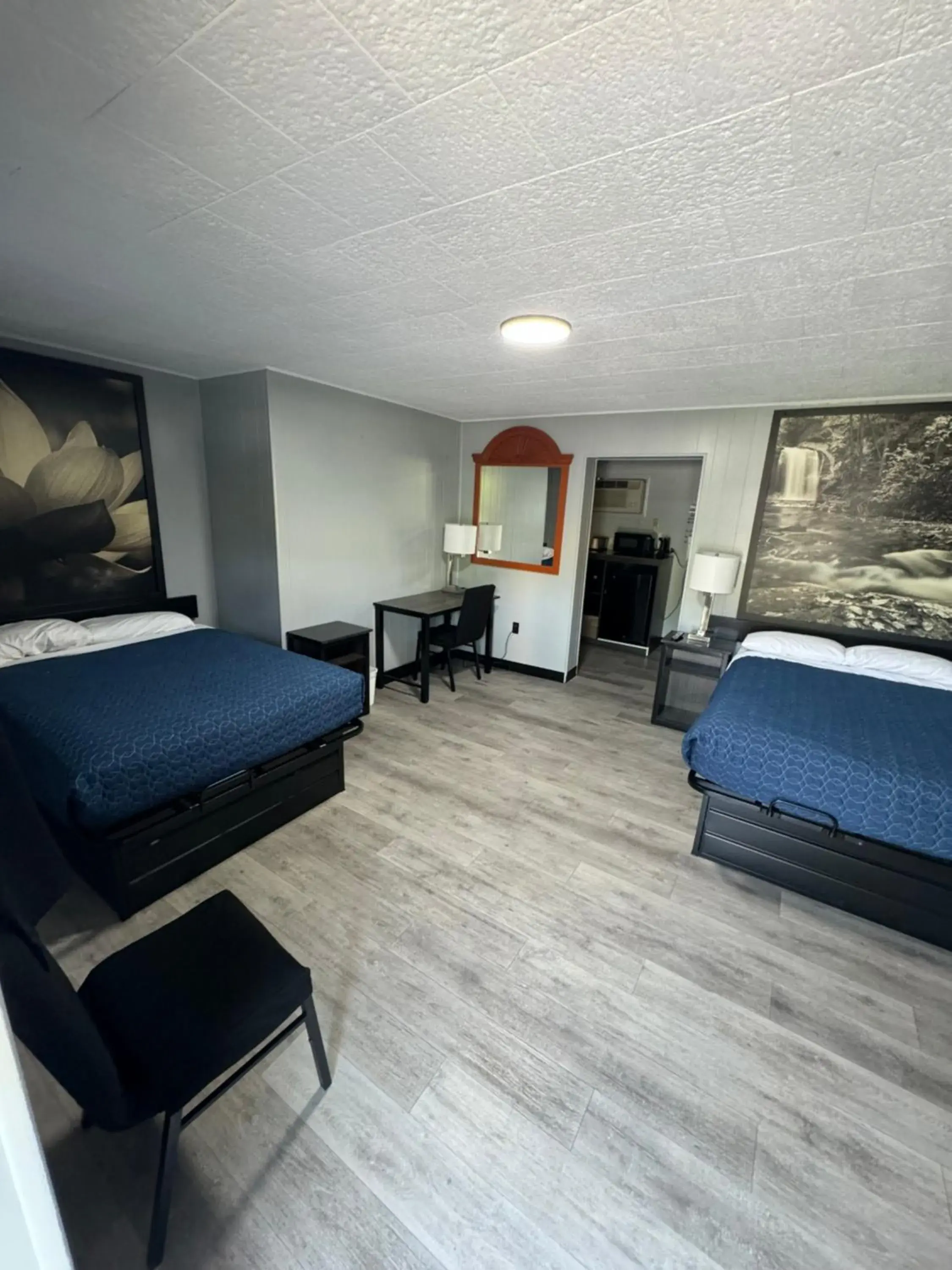 Double Room in Acorn Motel Double Room in Acorn Motel