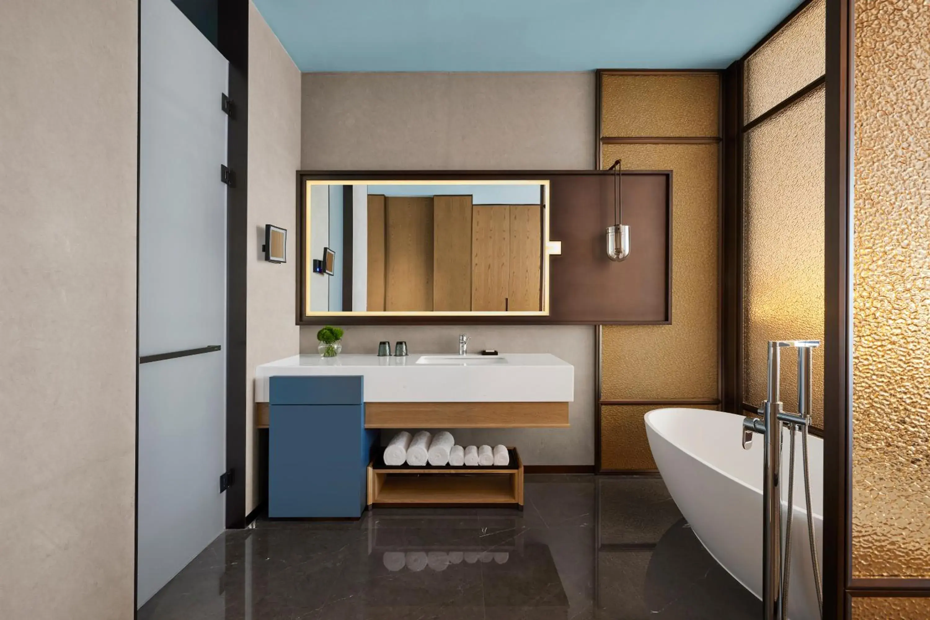 Premier Super King Room with City View in JW Marriott Hotel Xi'an Southwest Premier Super King Room with City View in JW Marriott Hotel Xi'an Southwest