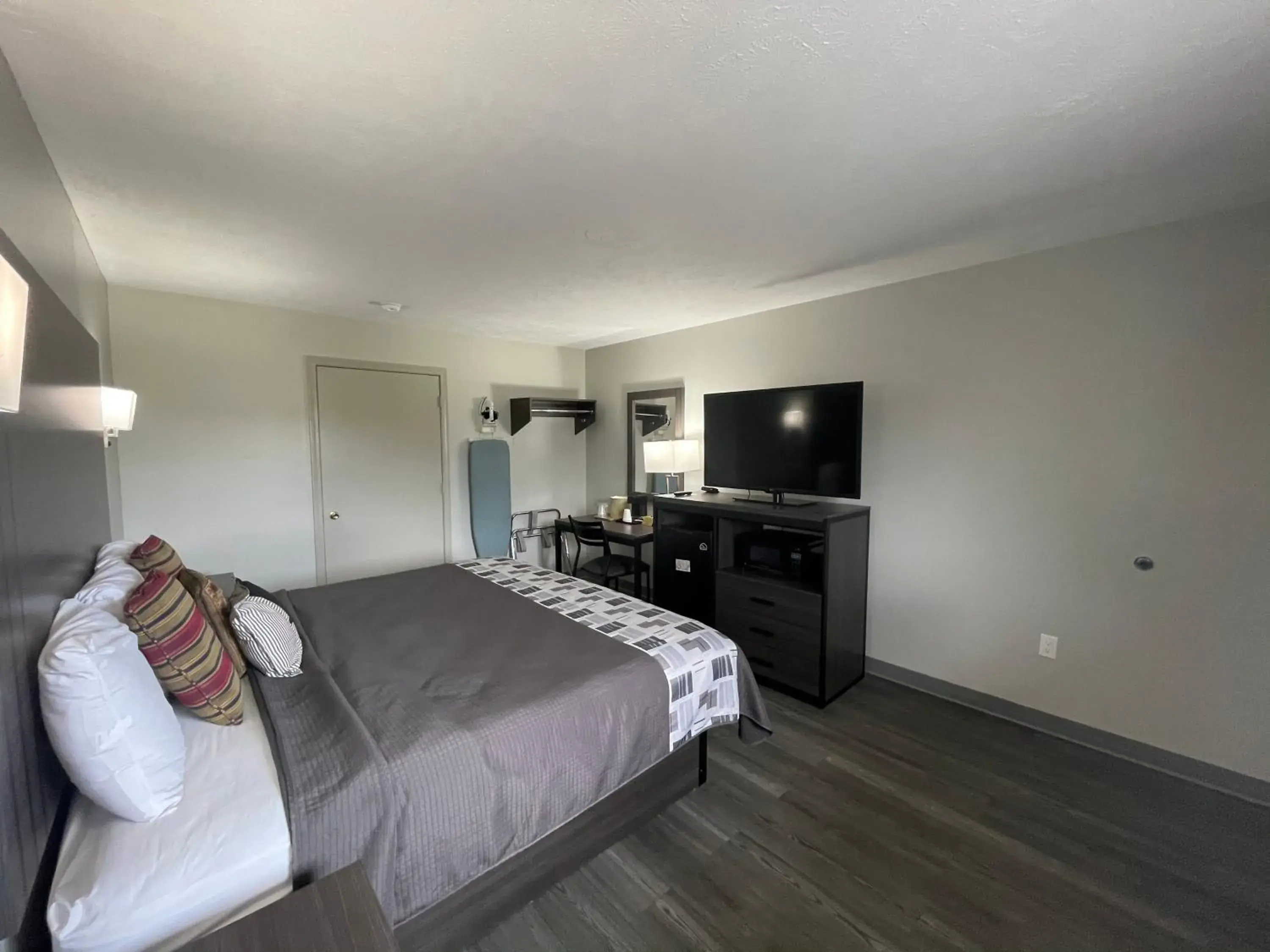 King Room with Spa Bath - Non-Smoking in Embassy Inn - Hohenwald King Room with Spa Bath - Non-Smoking in Embassy Inn - Hohenwald