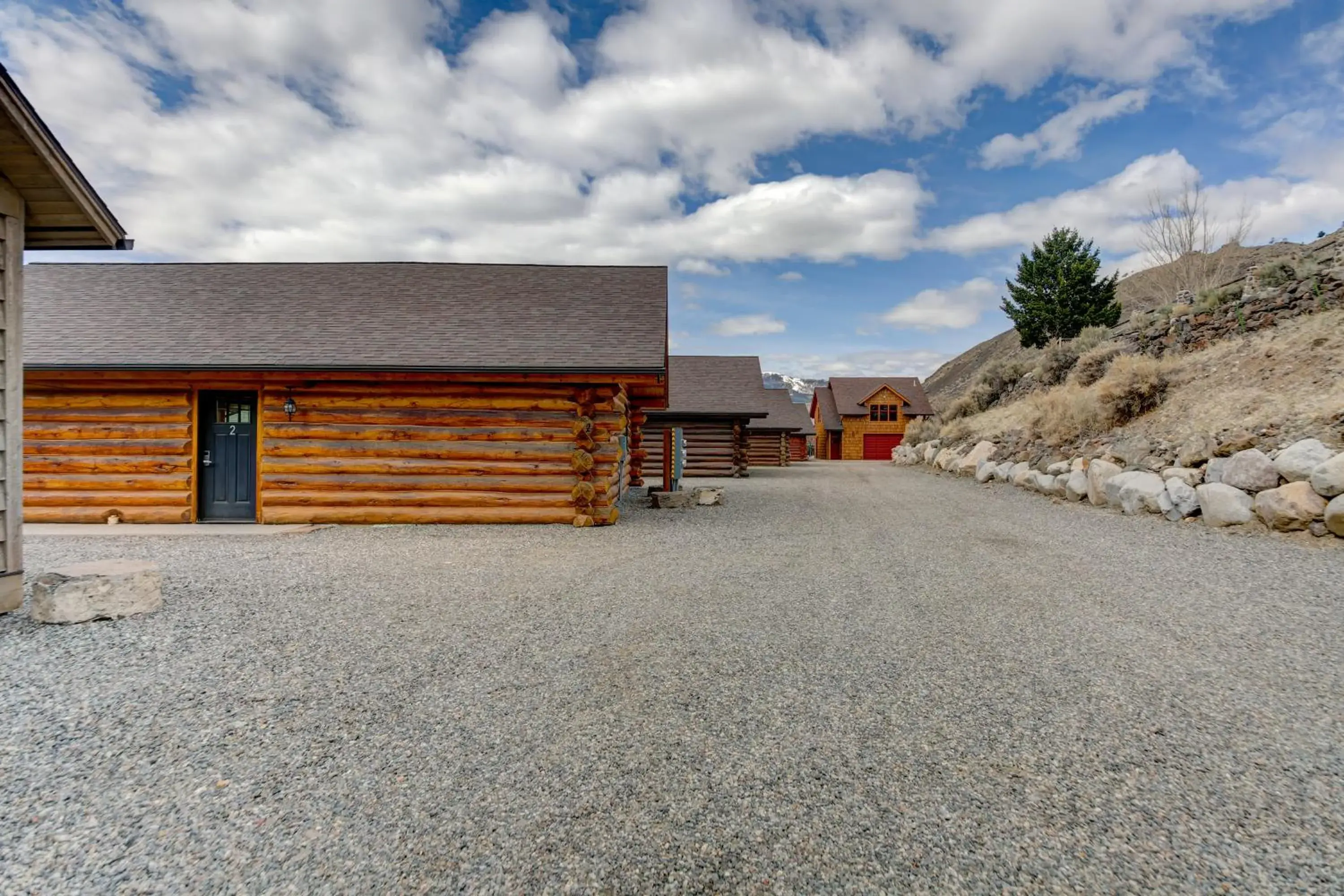 Two-Bedroom House in Roosevelt Hotel - Yellowstone Two-Bedroom House in Roosevelt Hotel - Yellowstone