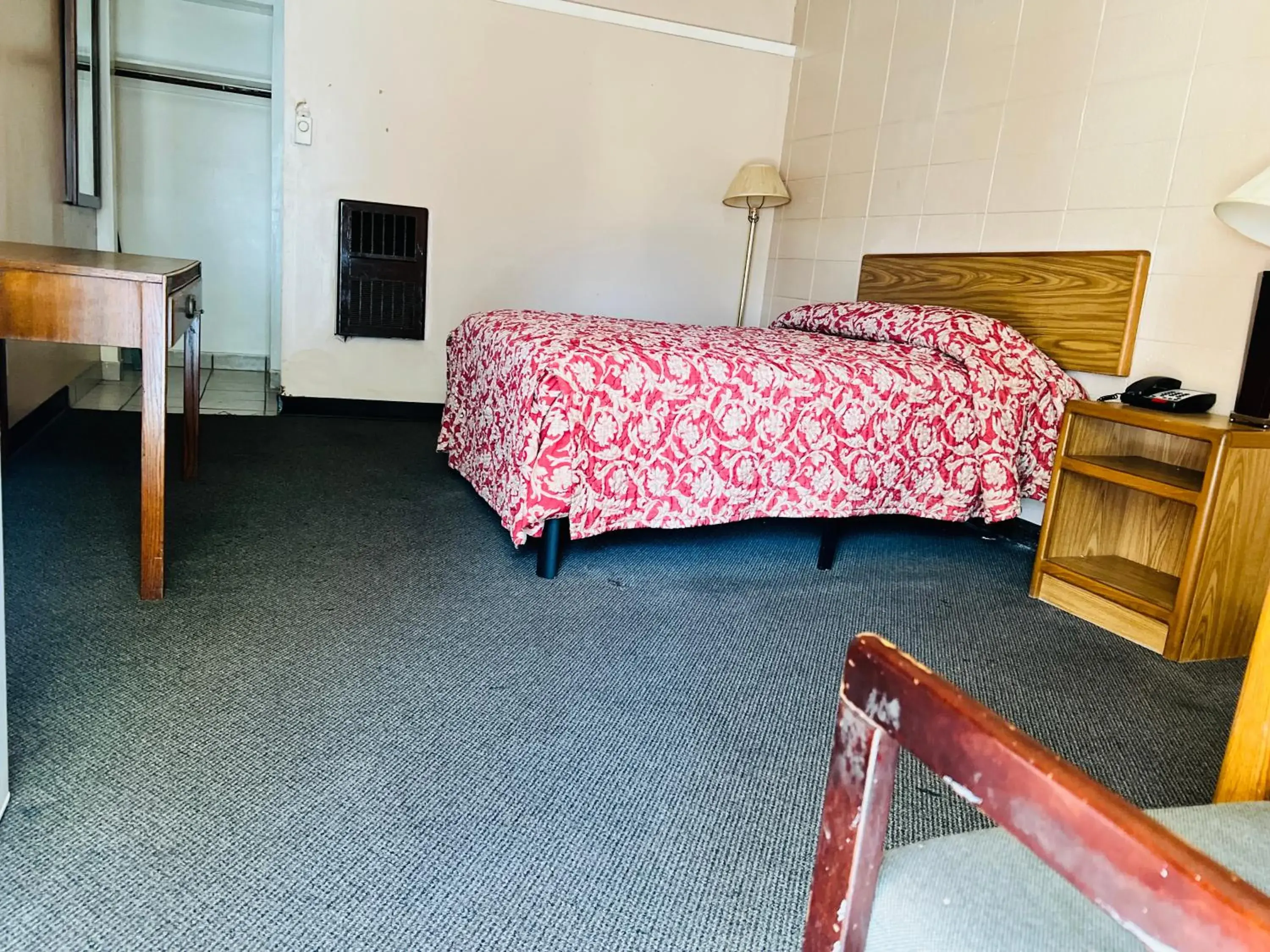 Full Bed Non-Smoking in Clayton House Motel Full Bed Non-Smoking in Clayton House Motel