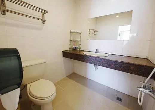 Quadruple Room with Private Bathroom in Formost Hotel Quadruple Room with Private Bathroom in Formost Hotel