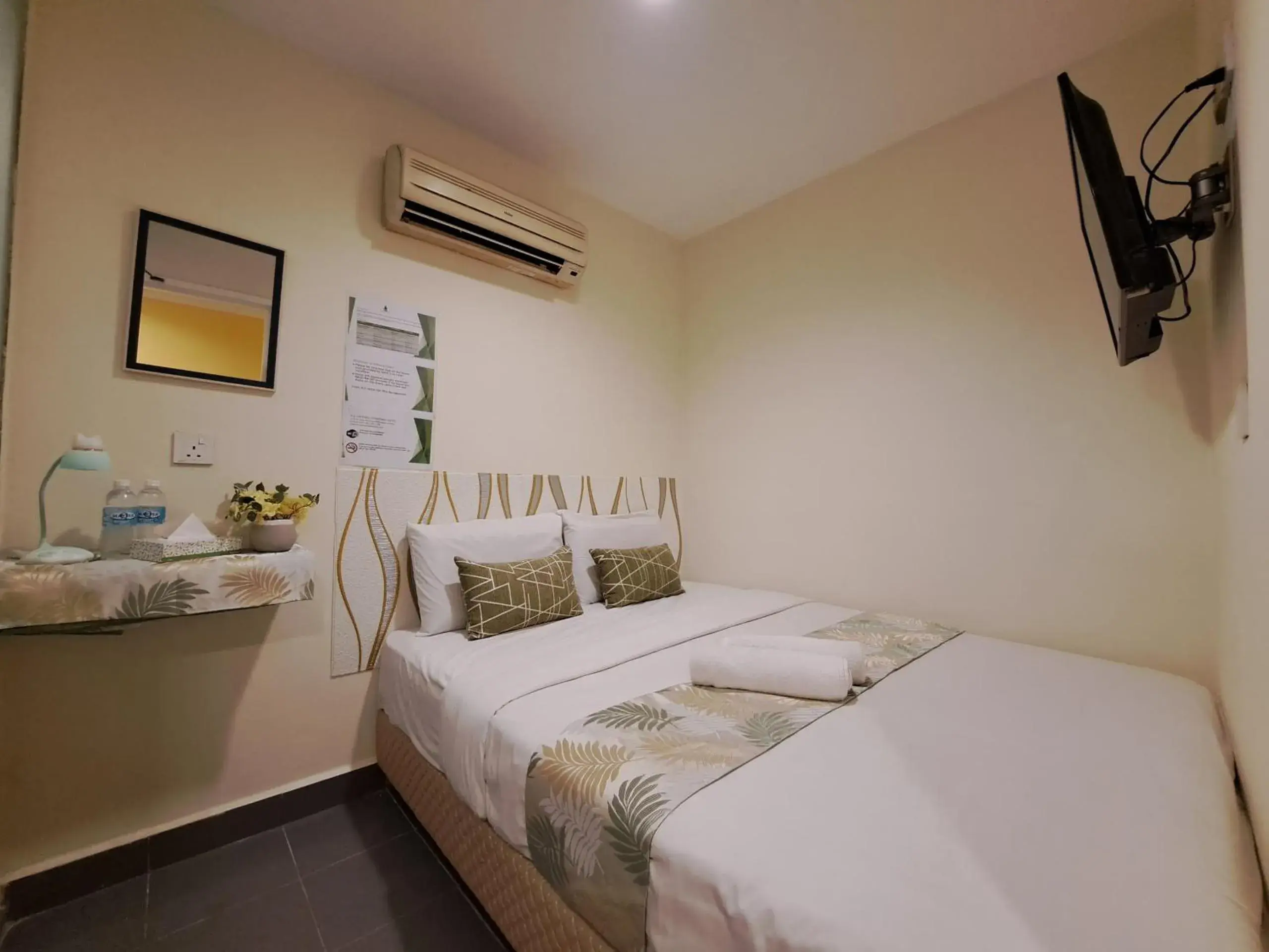 Standard Queen Room in SCC Gateway Chinatown Hotel Standard Queen Room in SCC Gateway Chinatown Hotel