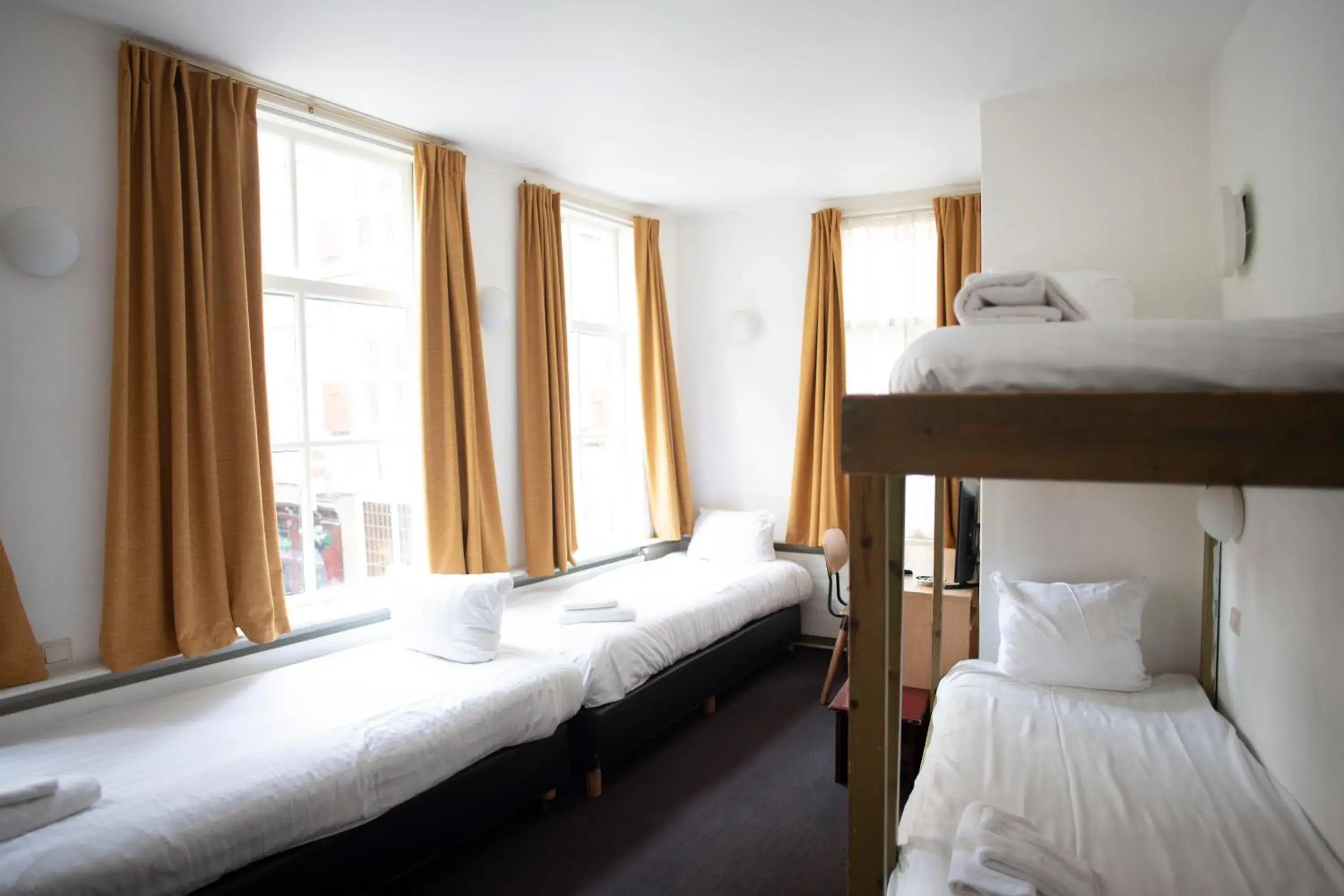 Quadruple Room with Shared Bathroom in Hotel Internationaal Quadruple Room with Shared Bathroom in Hotel Internationaal