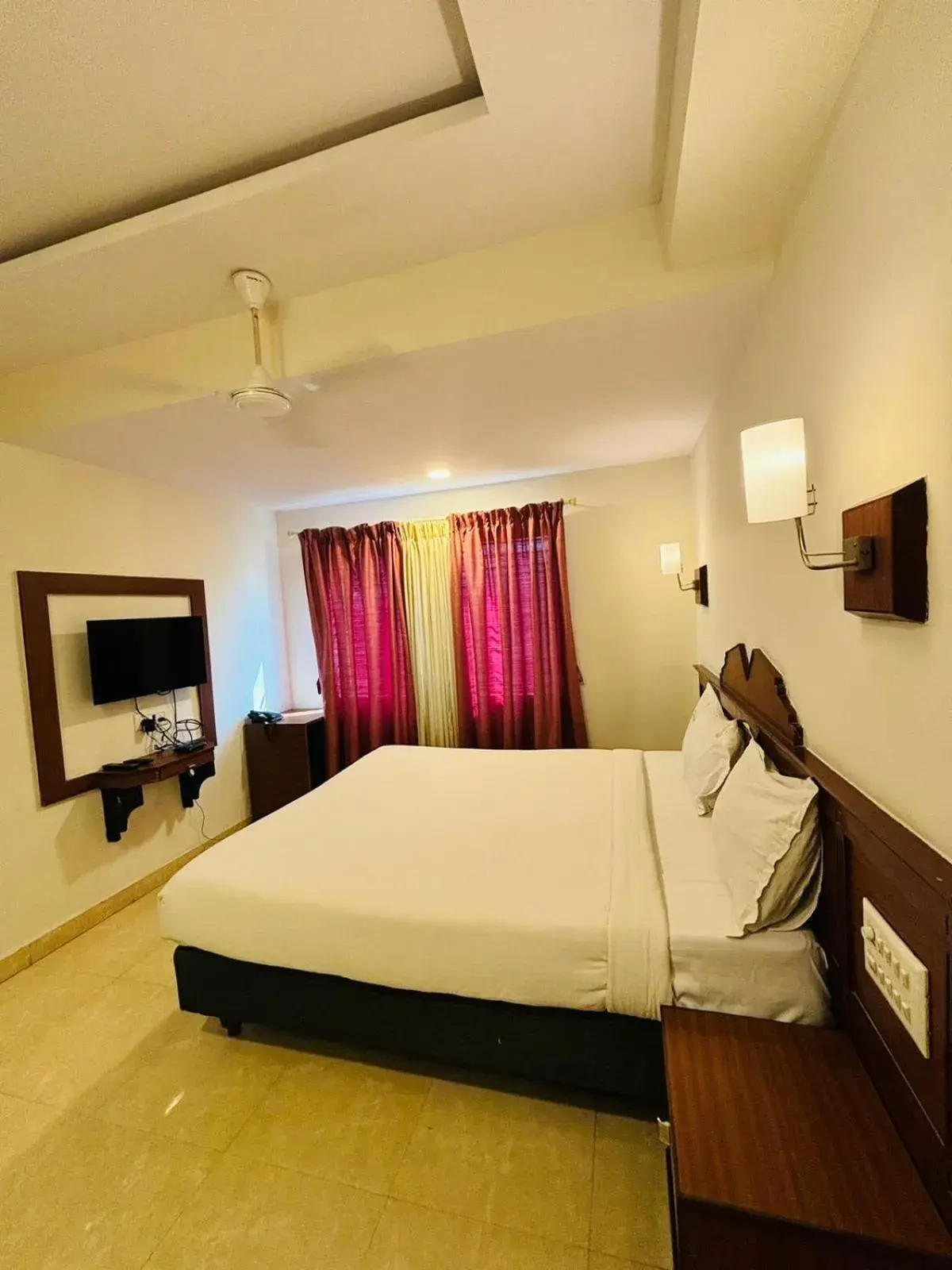 Deluxe Double Room - single occupancy in Hotel Sandalwood Inn - Rooms and Spa Deluxe Double Room - single occupancy in Hotel Sandalwood Inn - Rooms and Spa
