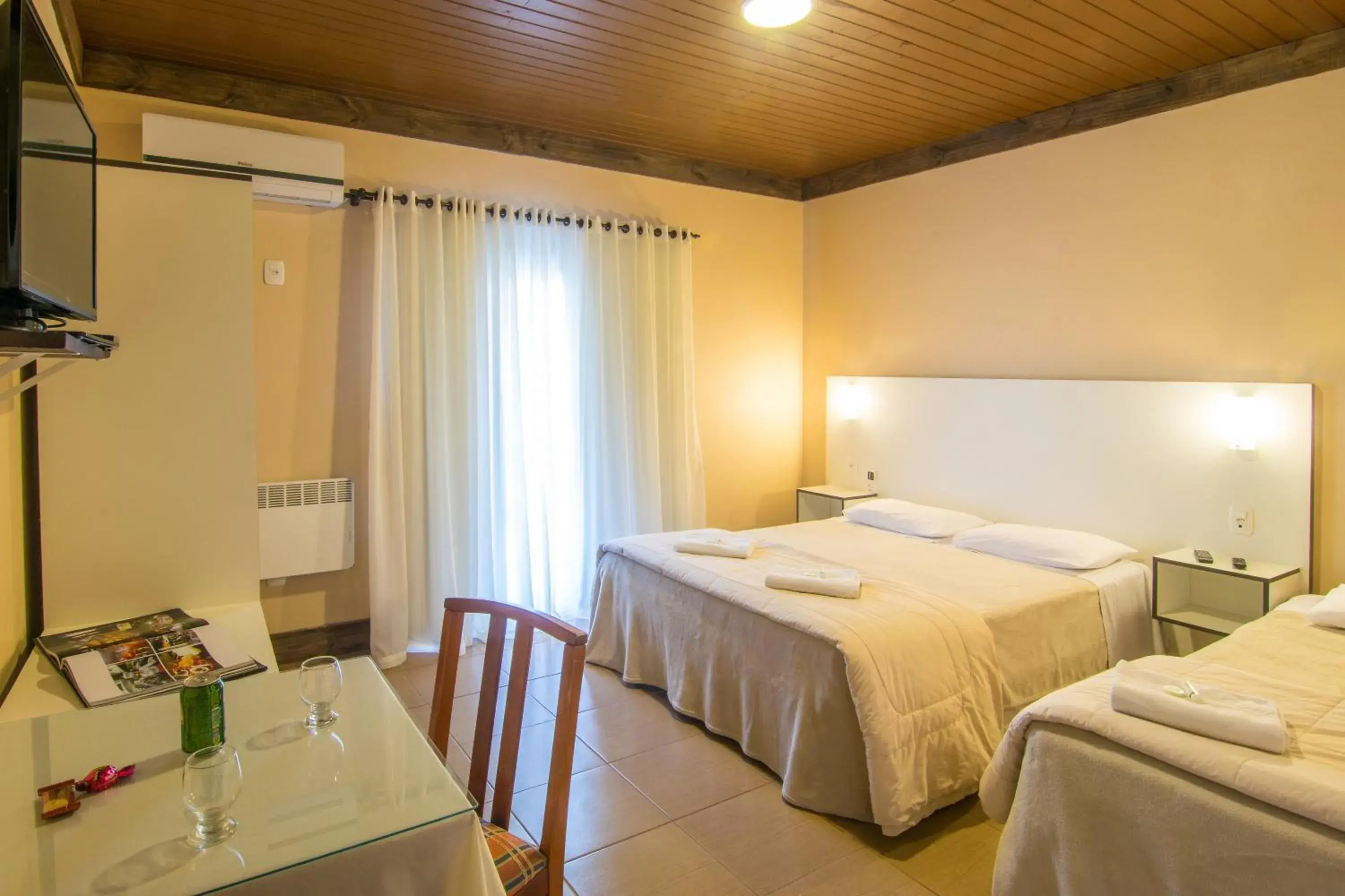 Triple Room with Balcony in Pousada do Tirol Triple Room with Balcony in Pousada do Tirol