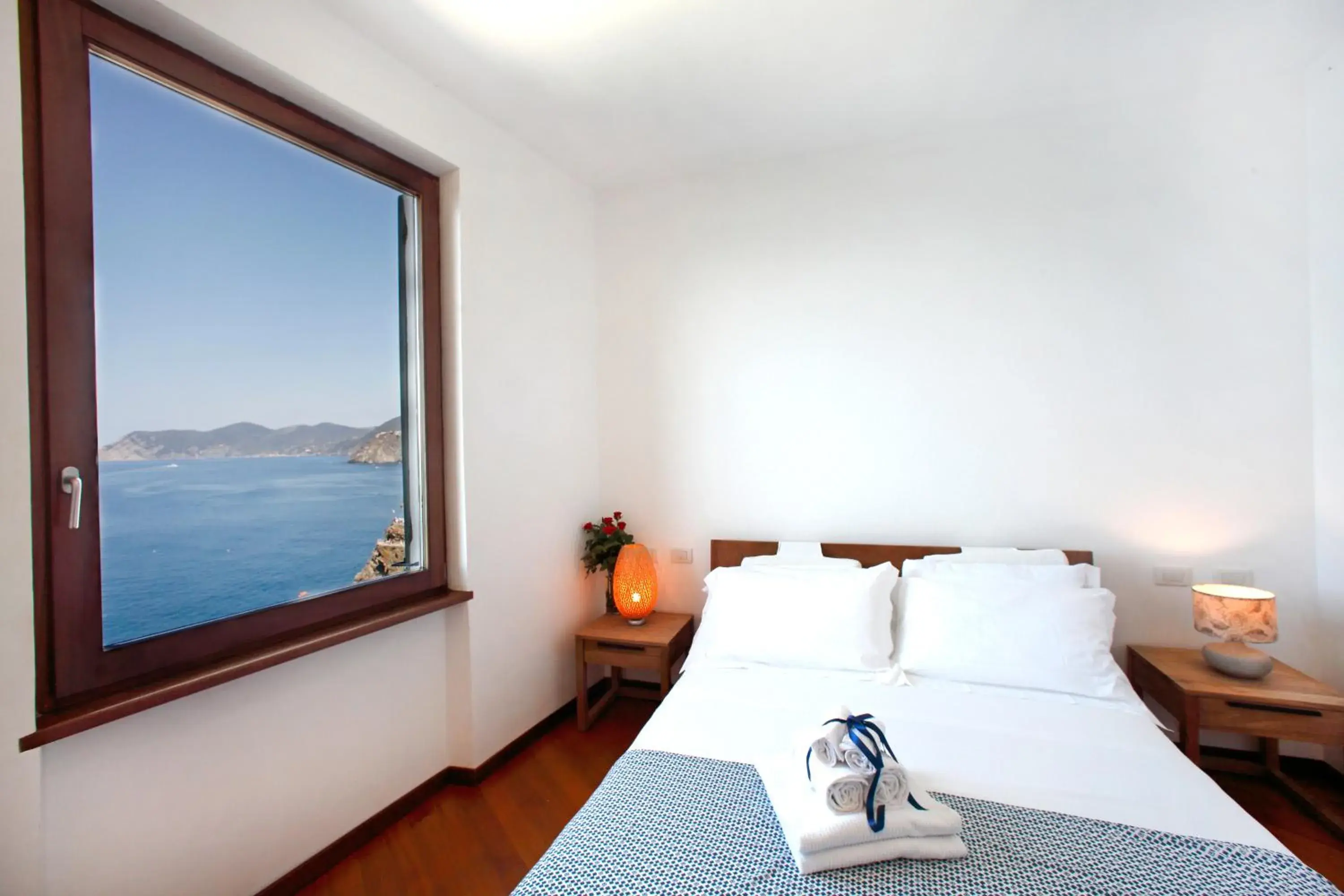 Large Double Room with Sea View in Arpaiu Large Double Room with Sea View in Arpaiu