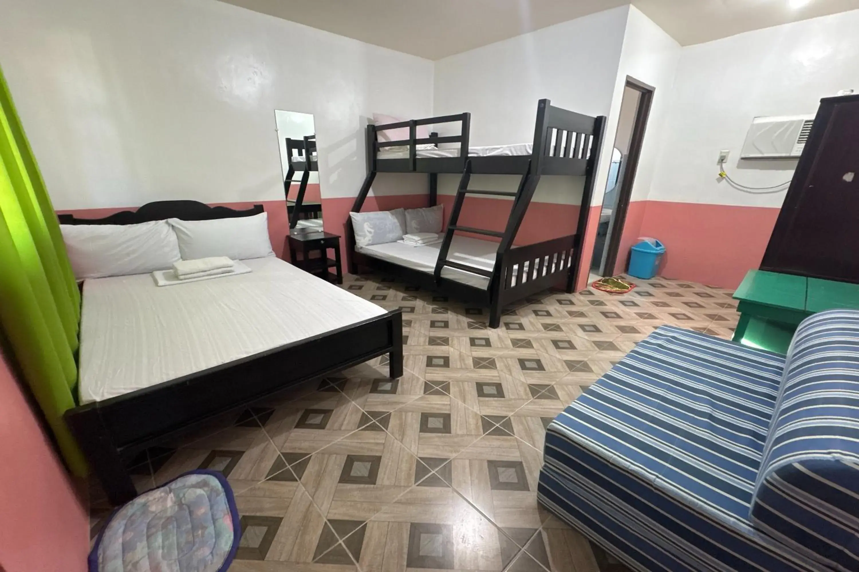 Mixed Dormitory Room in Jamjen's Lodge Mixed Dormitory Room in Jamjen's Lodge