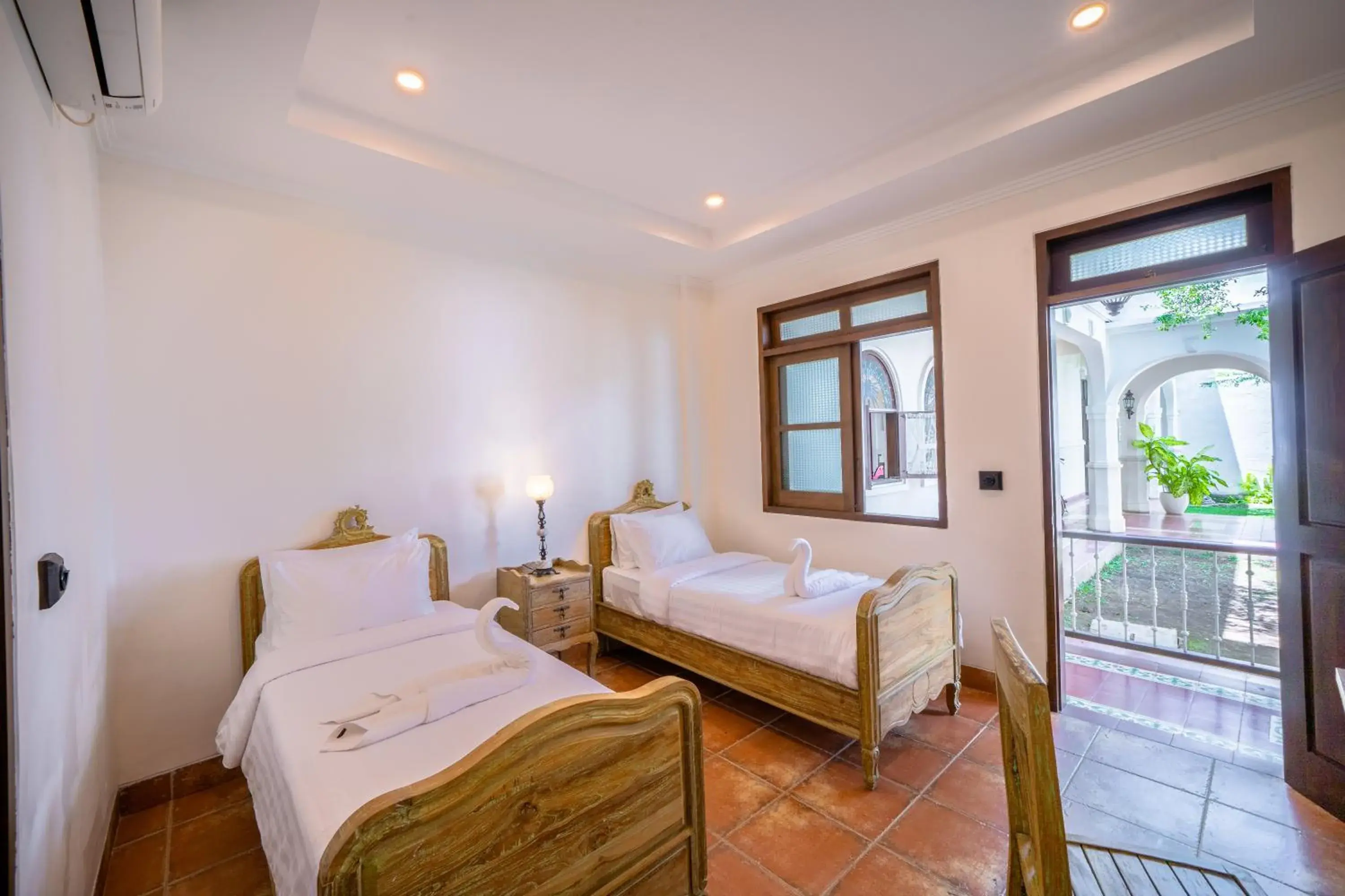 Deluxe Twin Room with Garden View in Pitaloka Hotel Sanur By DeWizZ Management Deluxe Twin Room with Garden View in Pitaloka Hotel Sanur By DeWizZ Management