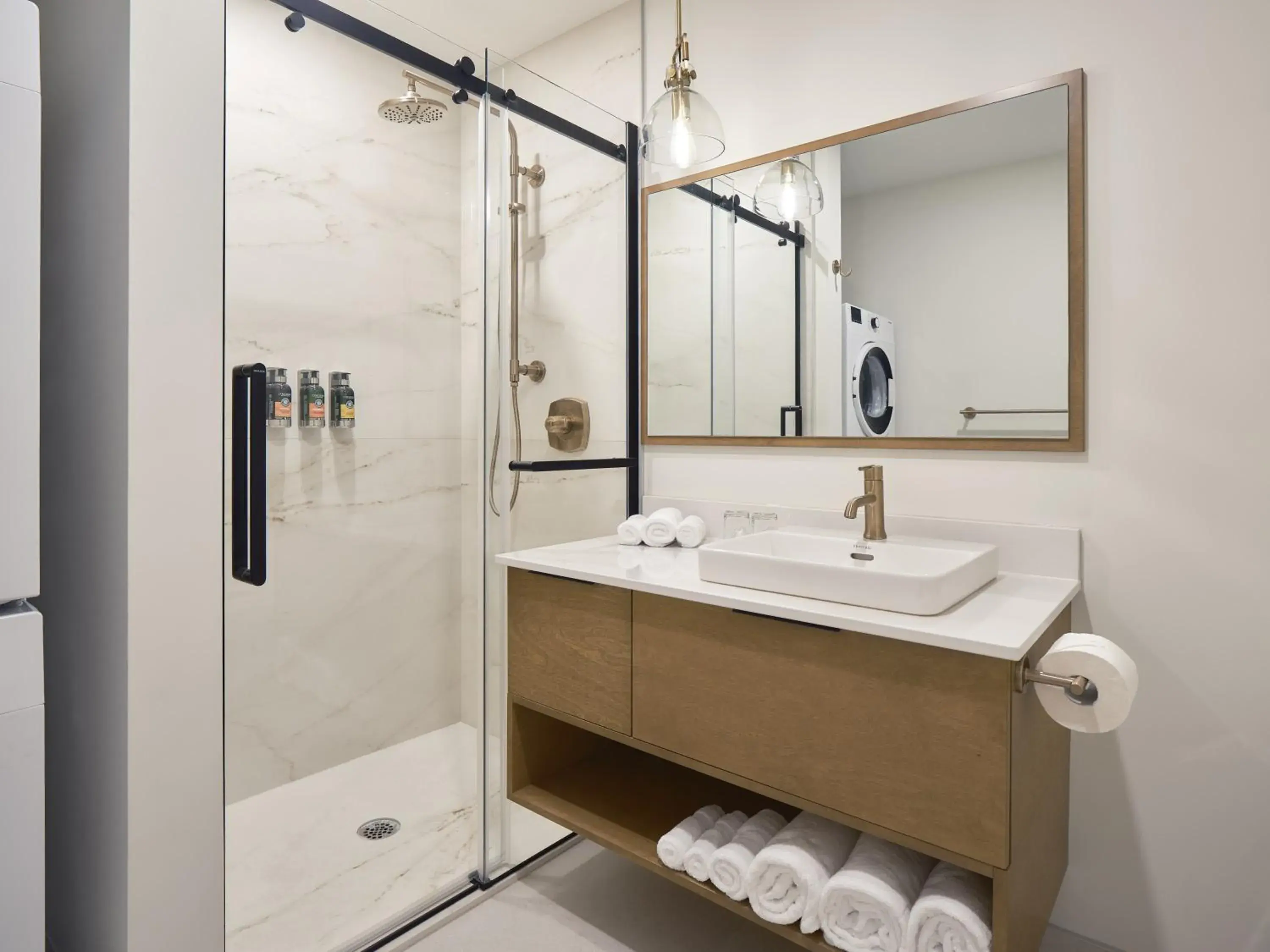 207 - single occupancy - 2nd Floor Deluxe studio, Queen Bed, Lake View in Hôtel Expérience - Quartier Des Marinas 207 - single occupancy - 2nd Floor Deluxe studio, Queen Bed, Lake View in Hôtel Expérience - Quartier Des Marinas