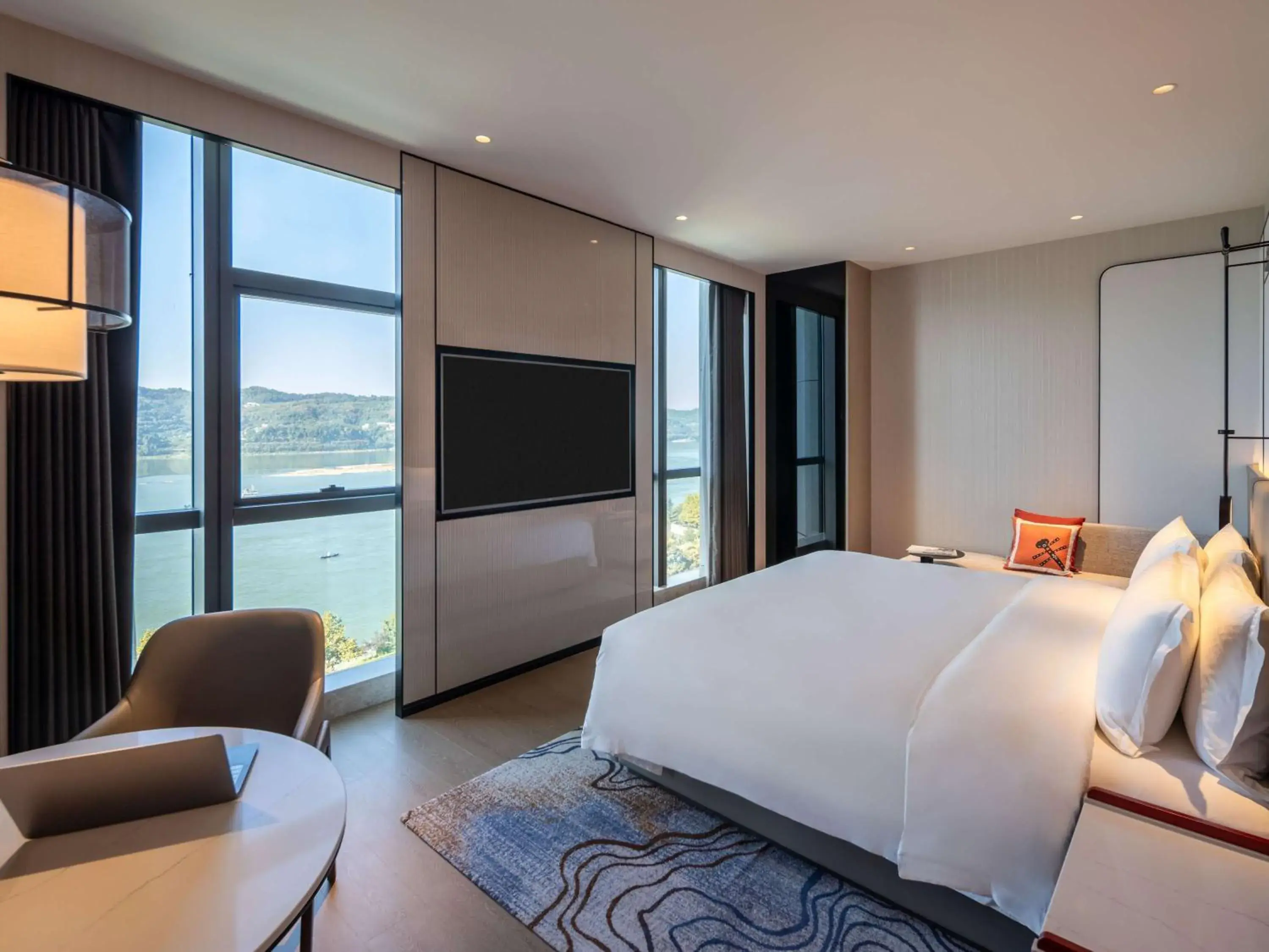 Deluxe King Room with River View in Grand Mercure Yichang Waitan Deluxe King Room with River View in Grand Mercure Yichang Waitan