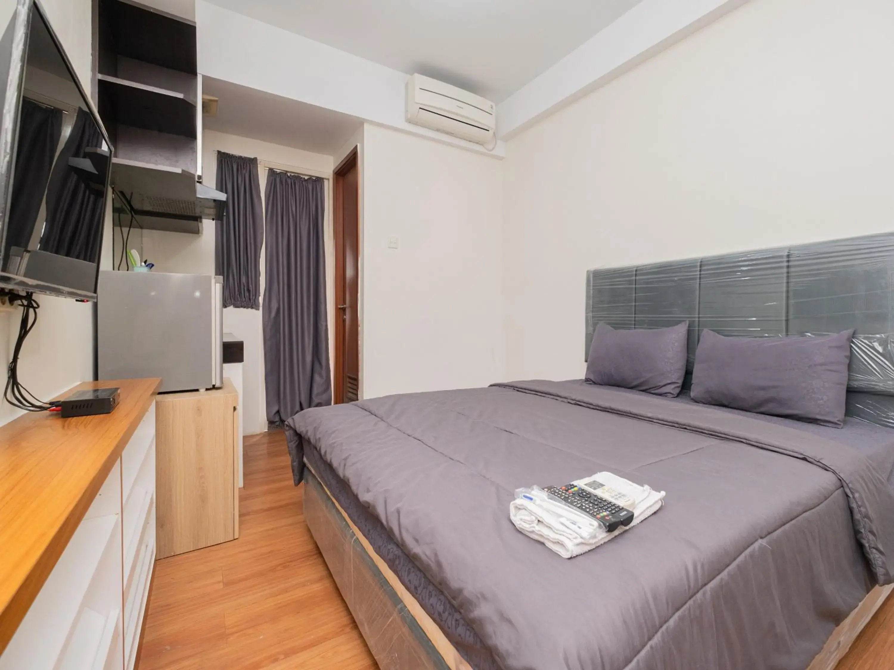 Studio in Apartemen Green Lake View Ciputat by Alfa Rooms Studio in Apartemen Green Lake View Ciputat by Alfa Rooms