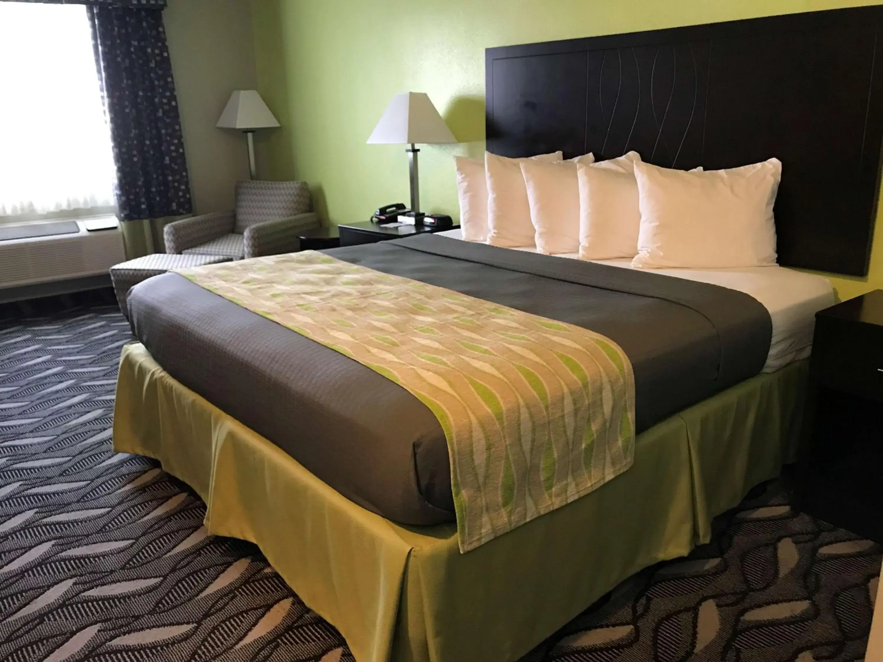 King Room with Walk-in Shower - Disability Access in Best Western Mt. Vernon Inn King Room with Walk-in Shower - Disability Access in Best Western Mt. Vernon Inn