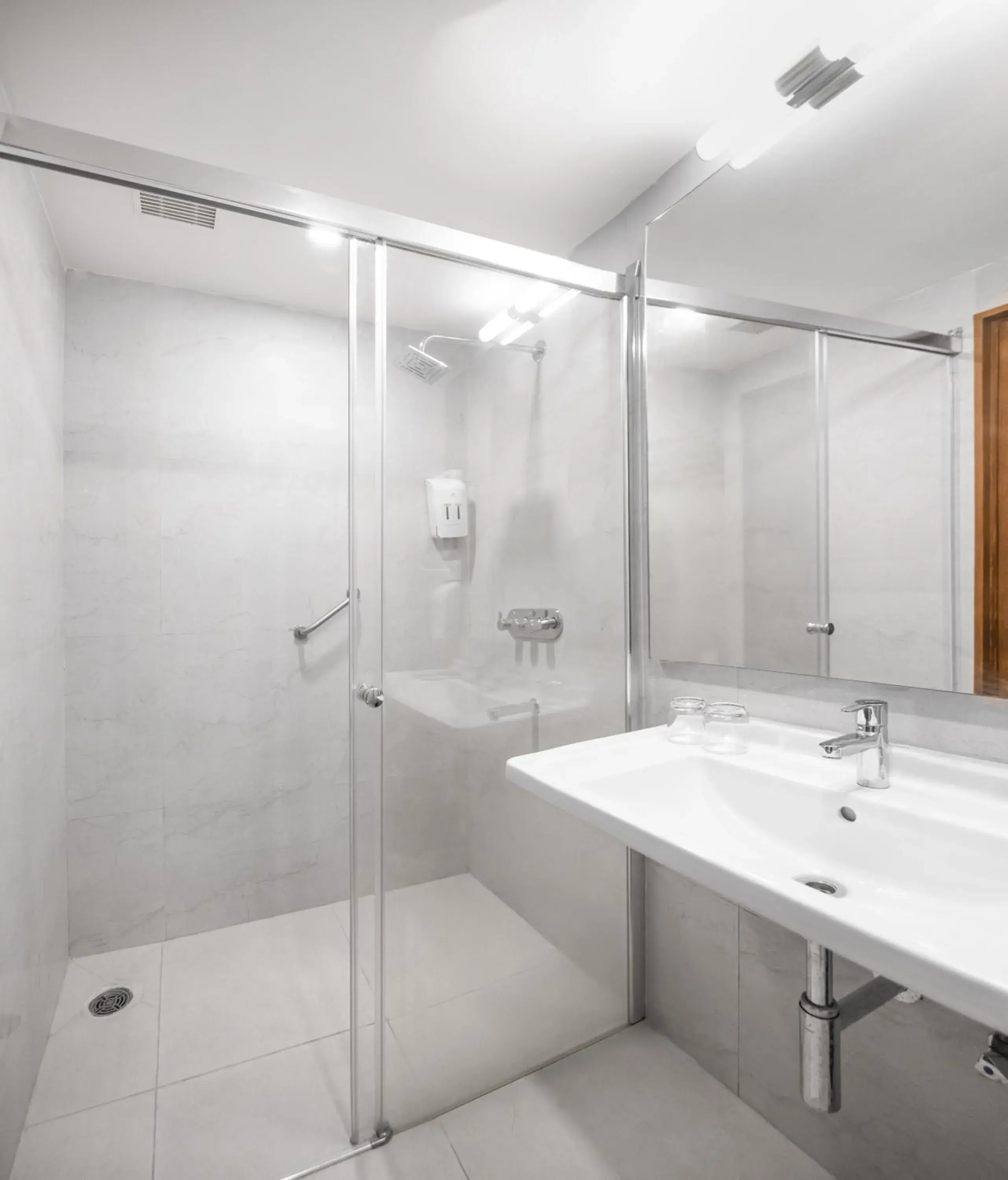 Deluxe Room - single occupancy in Hotel Turmeric Deluxe Room - single occupancy in Hotel Turmeric