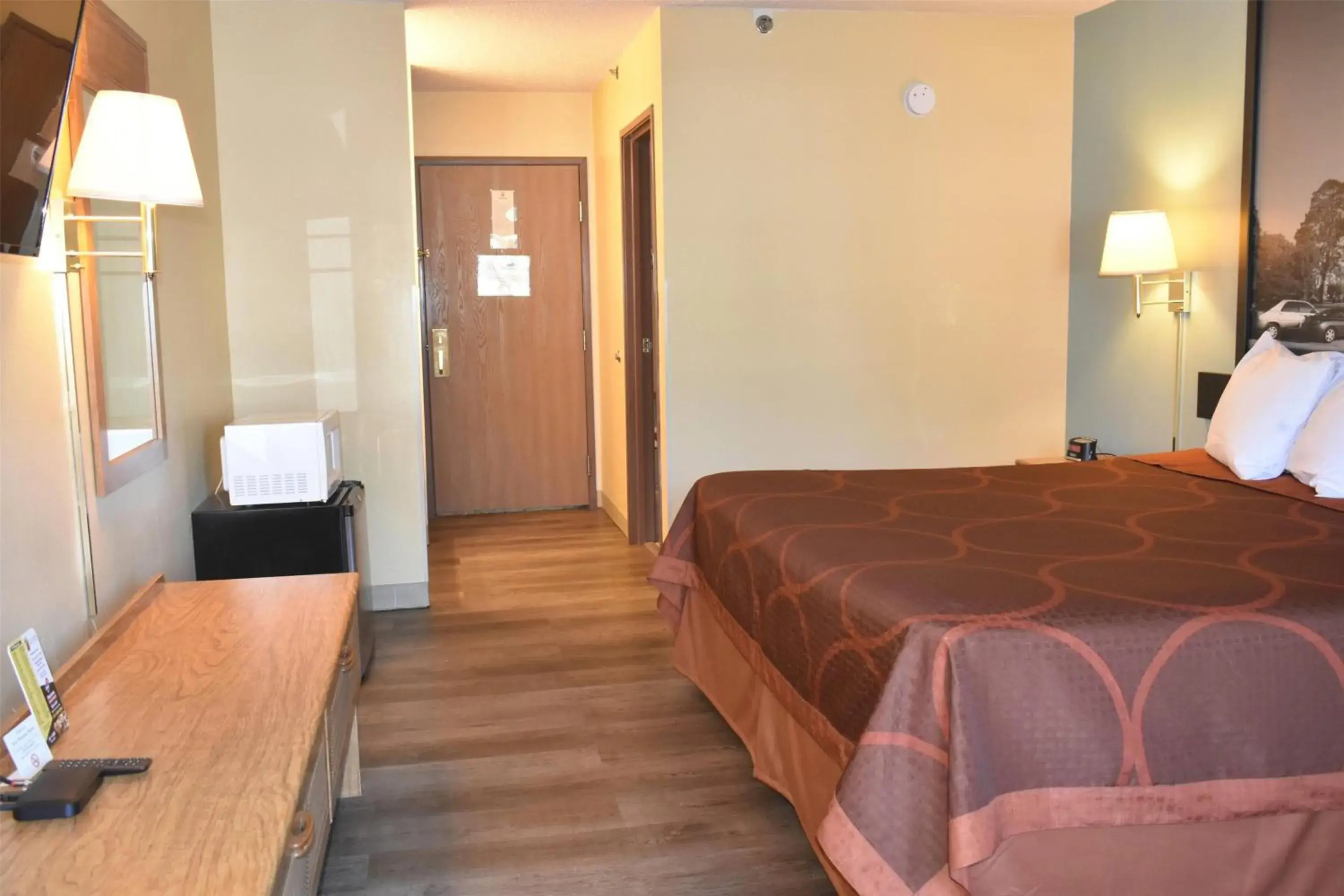 Queen Room with Bath Tub - Mobility Accessible/Non-Smoking in Super 8 by Wyndham Carthage Queen Room with Bath Tub - Mobility Accessible/Non-Smoking in Super 8 by Wyndham Carthage