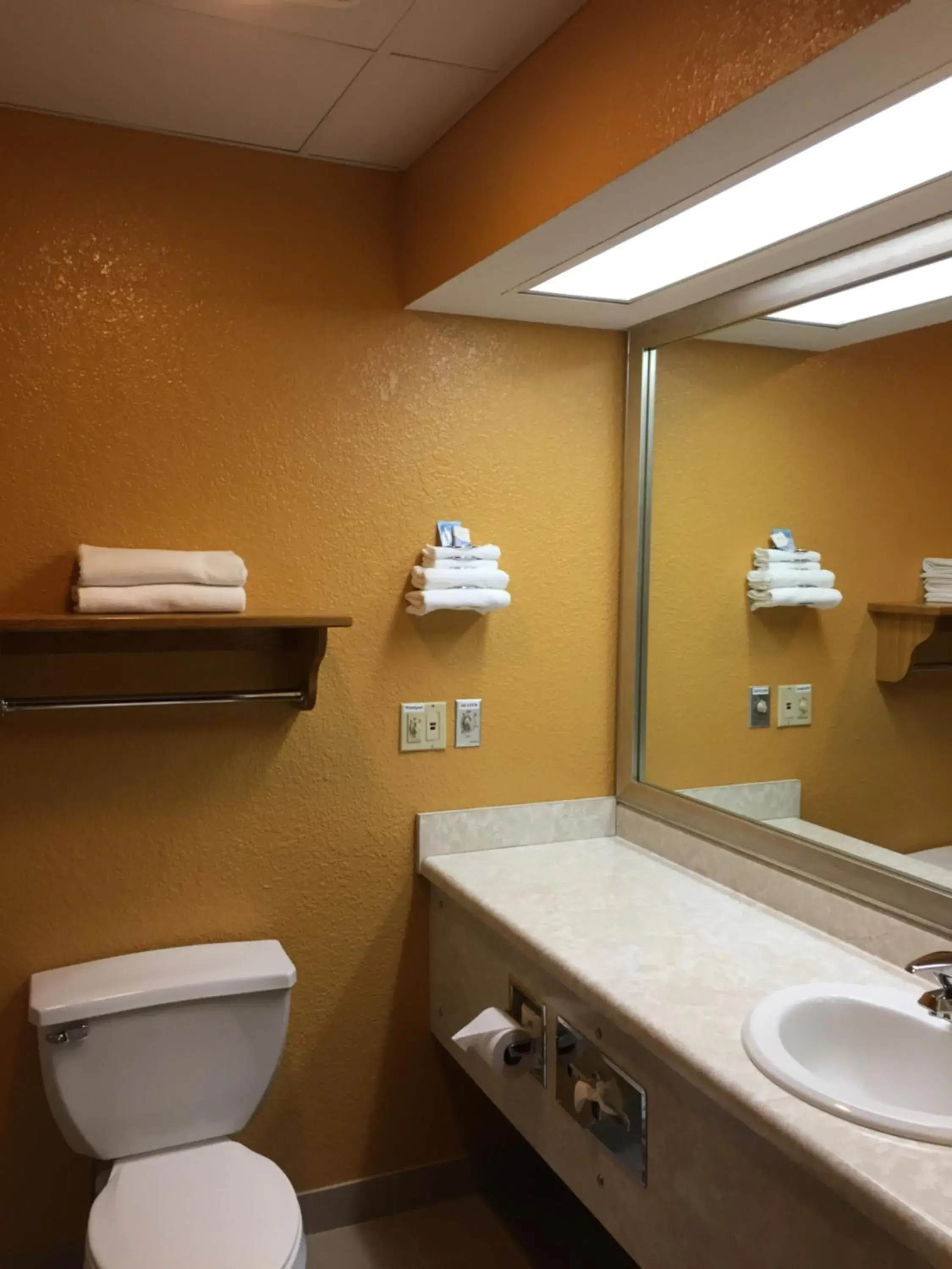 Two Queen Suite - Non-Smoking in Parkfield Inn - Clinton Two Queen Suite - Non-Smoking in Parkfield Inn - Clinton