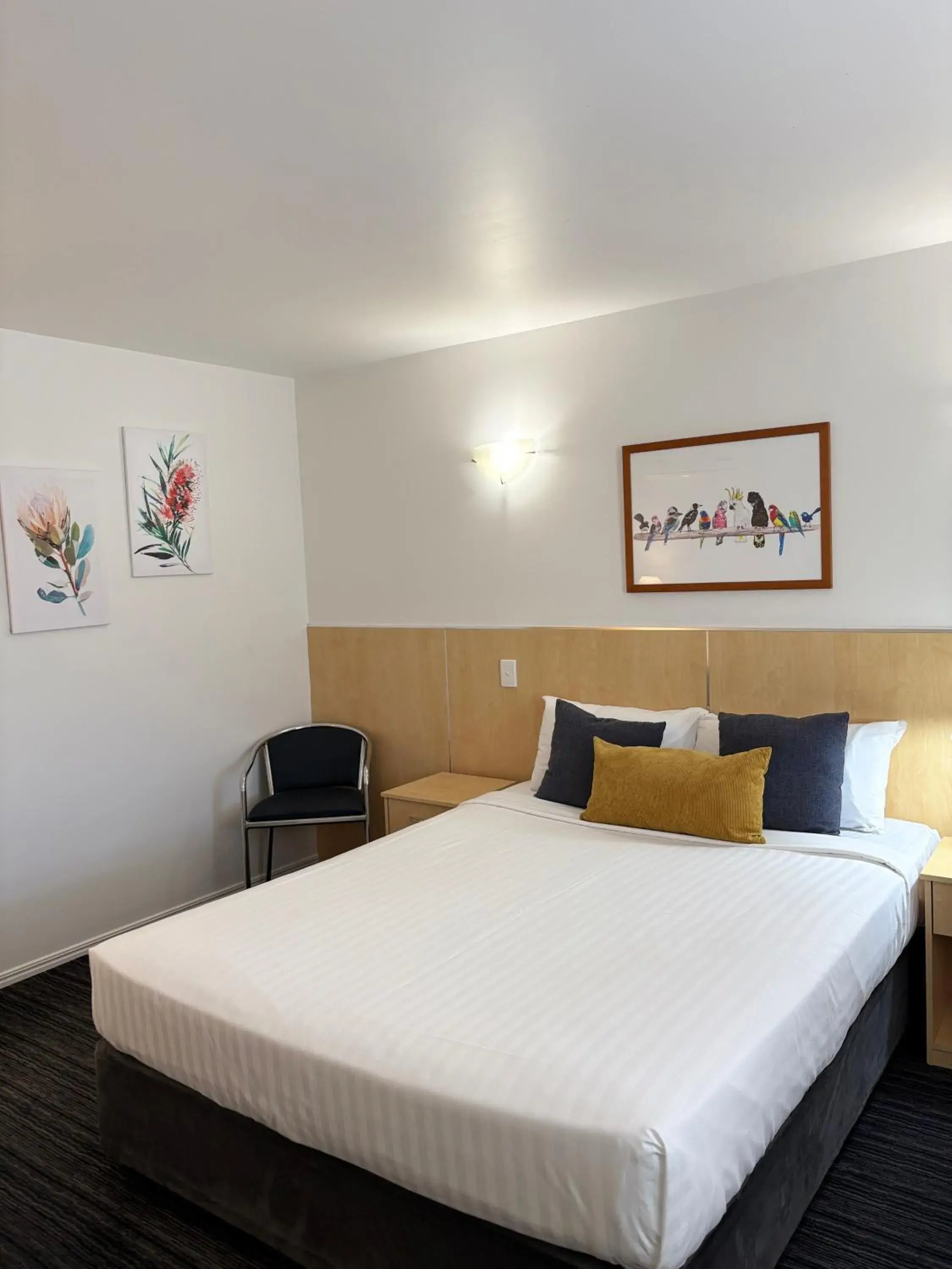 Queen Room in The Mayfair Emerald Queen Room in The Mayfair Emerald