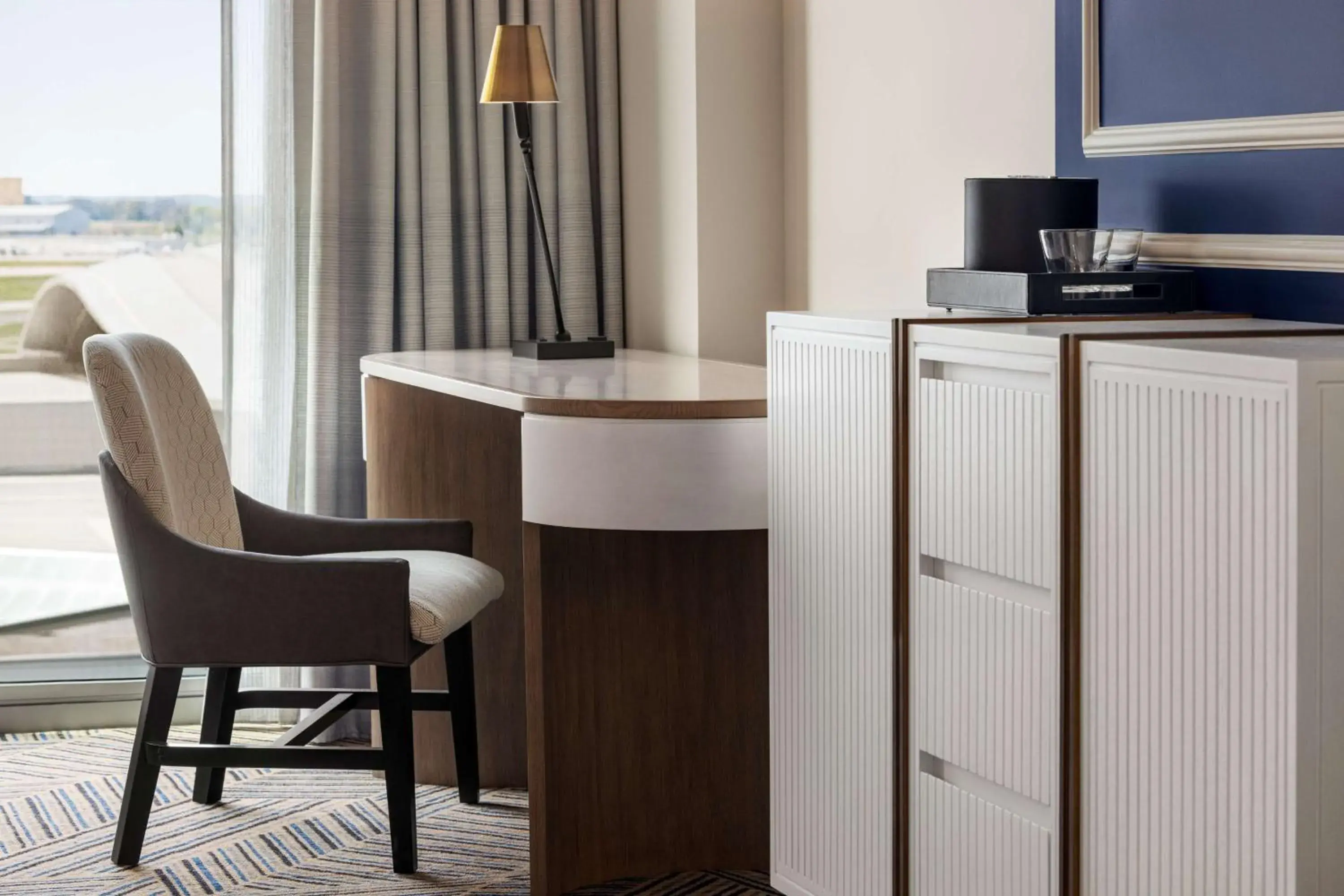 King Room with Sofa Bed in Hilton BNA Nashville Airport Terminal King Room with Sofa Bed in Hilton BNA Nashville Airport Terminal