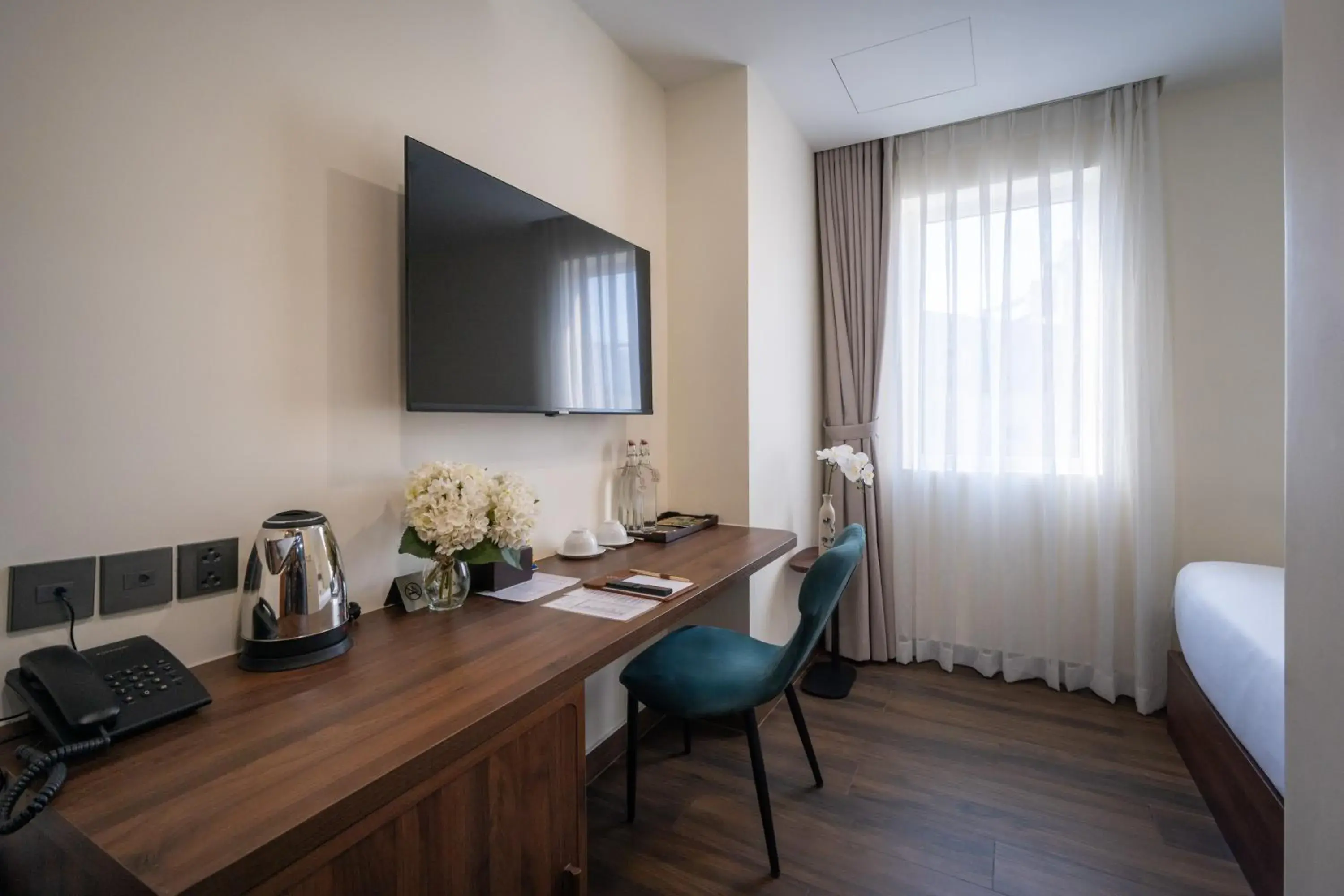 Queen Room - Limited view in Hato Saigon Boutique Hotel & Rooftop Queen Room - Limited view in Hato Saigon Boutique Hotel & Rooftop