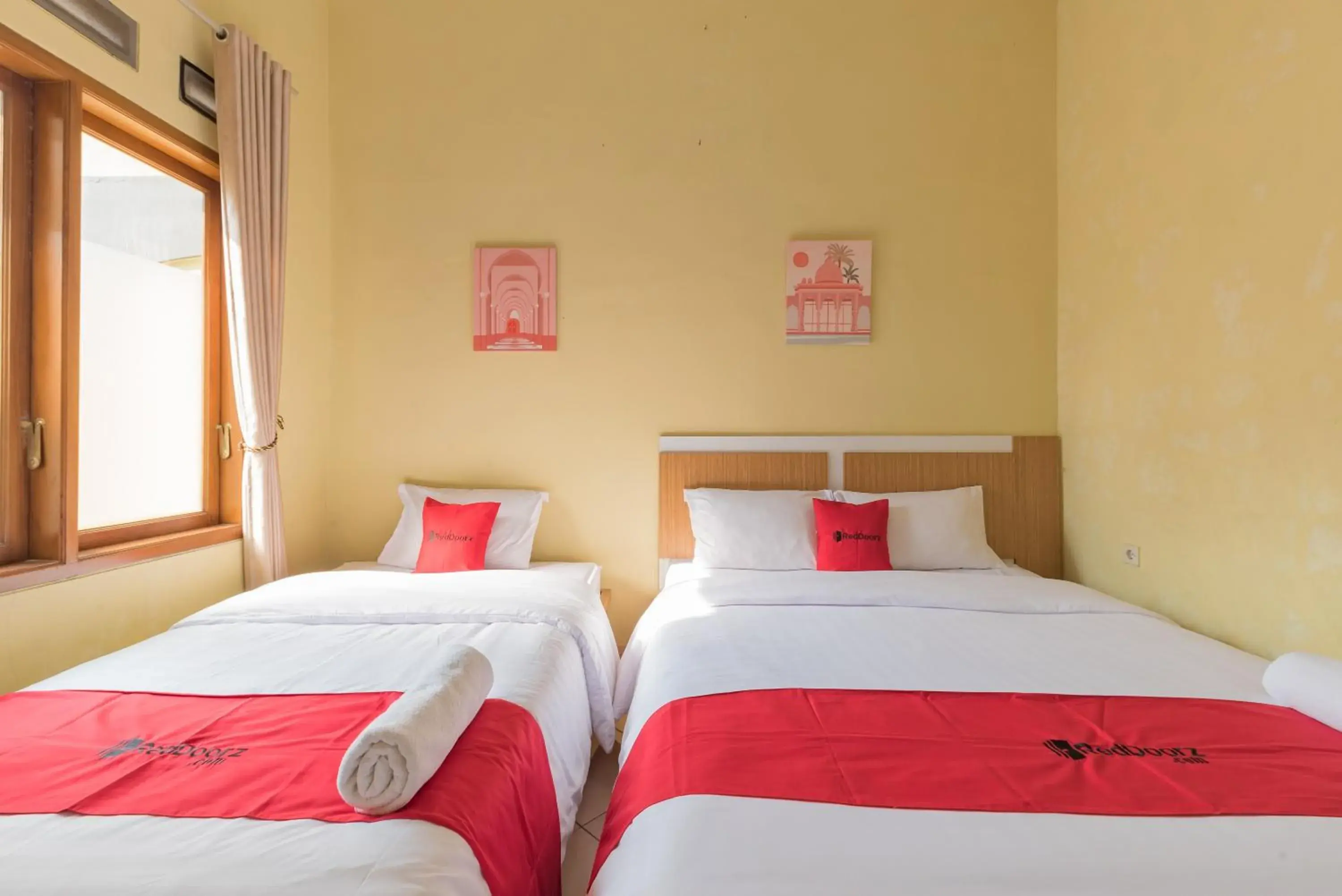 Family Room in RedDoorz at Jalan Siliwangi Tasikmalaya Family Room in RedDoorz at Jalan Siliwangi Tasikmalaya