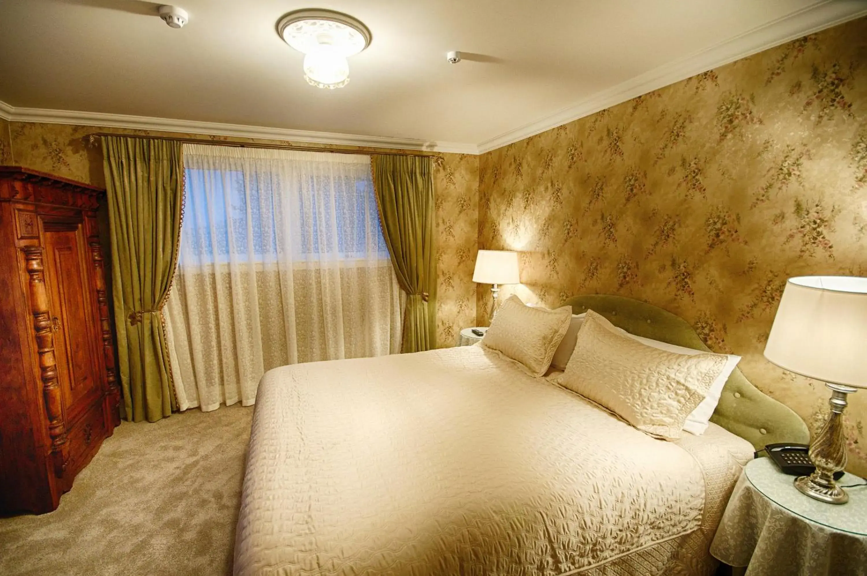 Deluxe Double Room in Theatre Royal Hotel Deluxe Double Room in Theatre Royal Hotel