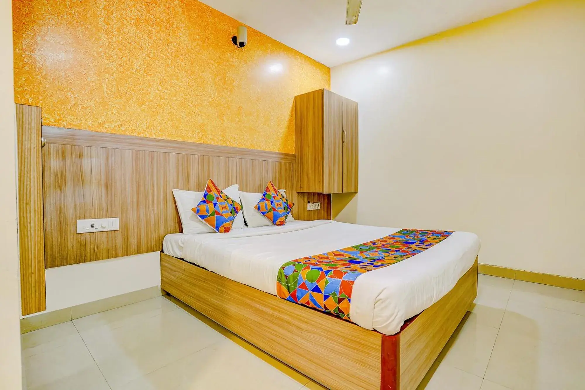 Deluxe Room - single occupancy in FabExpress Prakash Inn - Nr Mumbai International Airport Deluxe Room - single occupancy in FabExpress Prakash Inn - Nr Mumbai International Airport