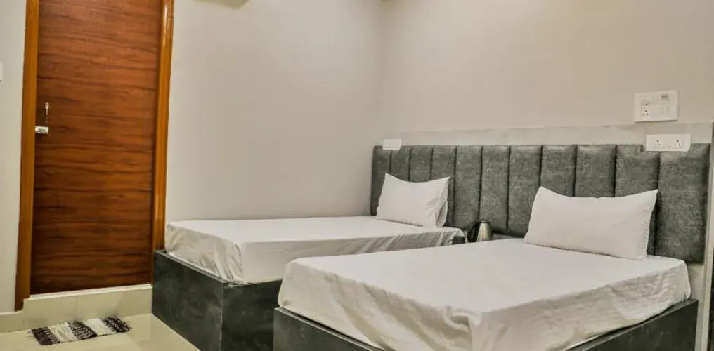 Twin bed in Hotel Ceasta, Beside US Consulate Hyderabad, Gachibowli Twin bed in Hotel Ceasta, Beside US Consulate Hyderabad, Gachibowli