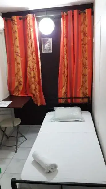 Single Room with Shared Bathroom in Hôtel Du Centre Single Room with Shared Bathroom in Hôtel Du Centre