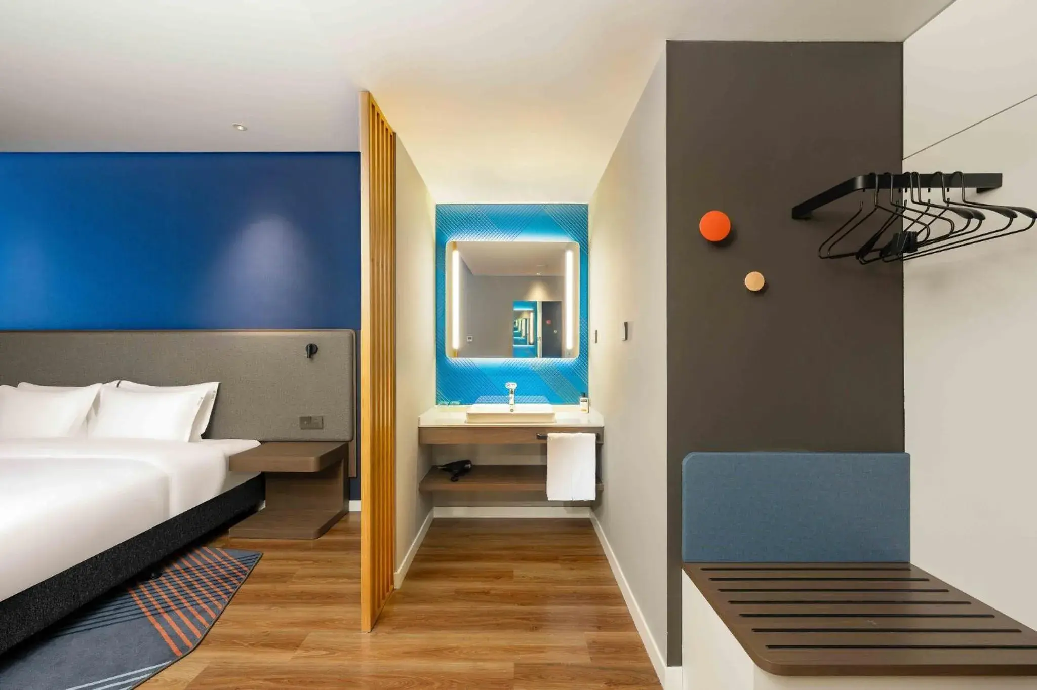 1 Super King Bed Accessible in Holiday Inn Express Haiyan by IHG 1 Super King Bed Accessible in Holiday Inn Express Haiyan by IHG