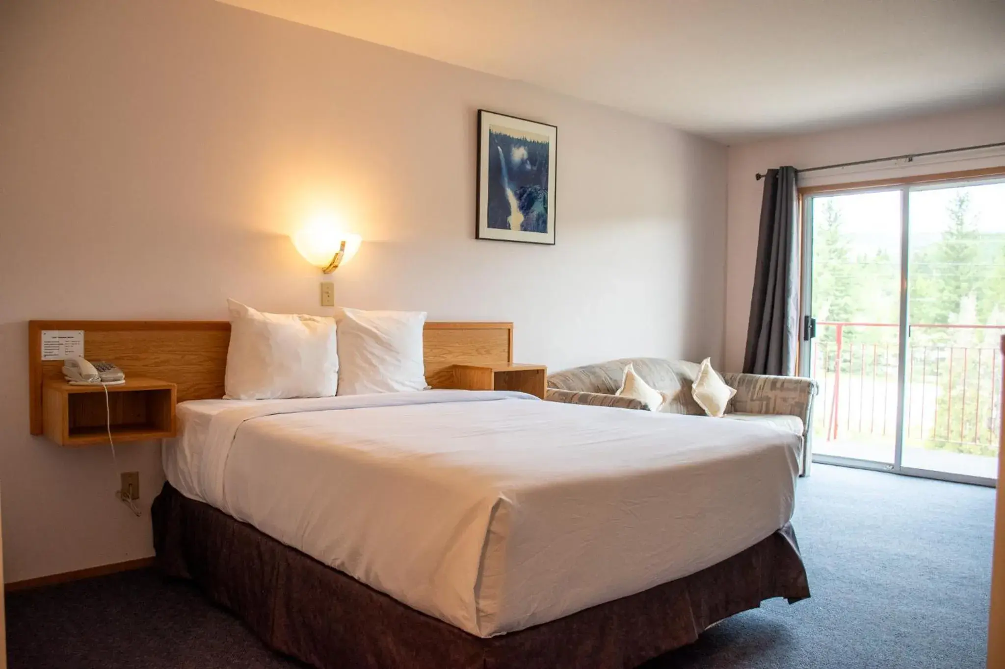 Queen Room with Balcony in Ace Western Motel Queen Room with Balcony in Ace Western Motel