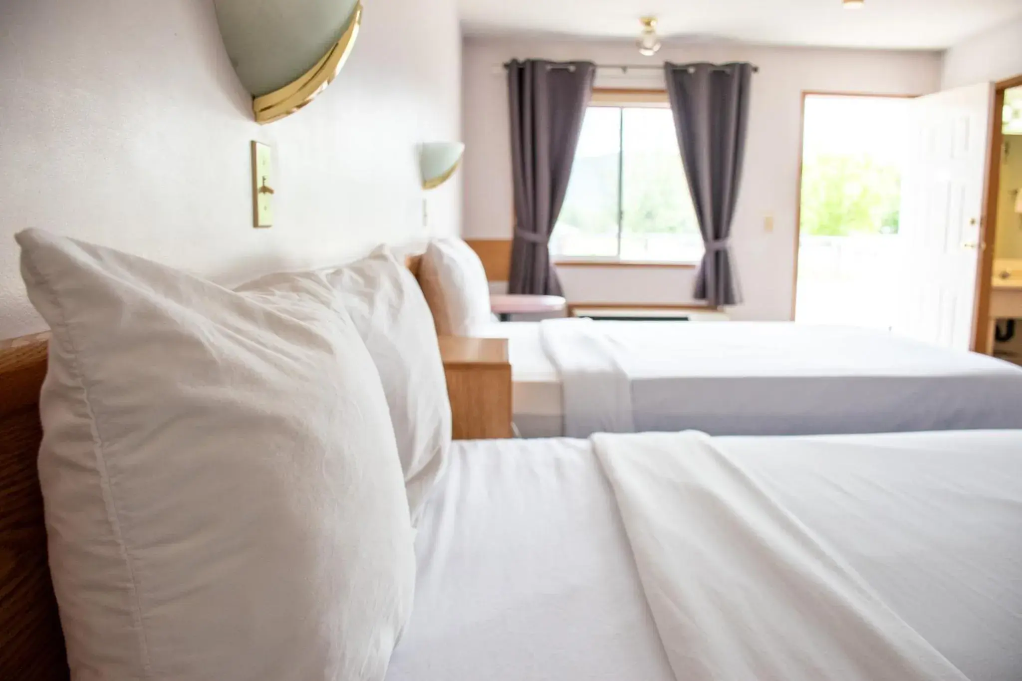 Standard Queen Room with Two Queen Beds in Ace Western Motel Standard Queen Room with Two Queen Beds in Ace Western Motel