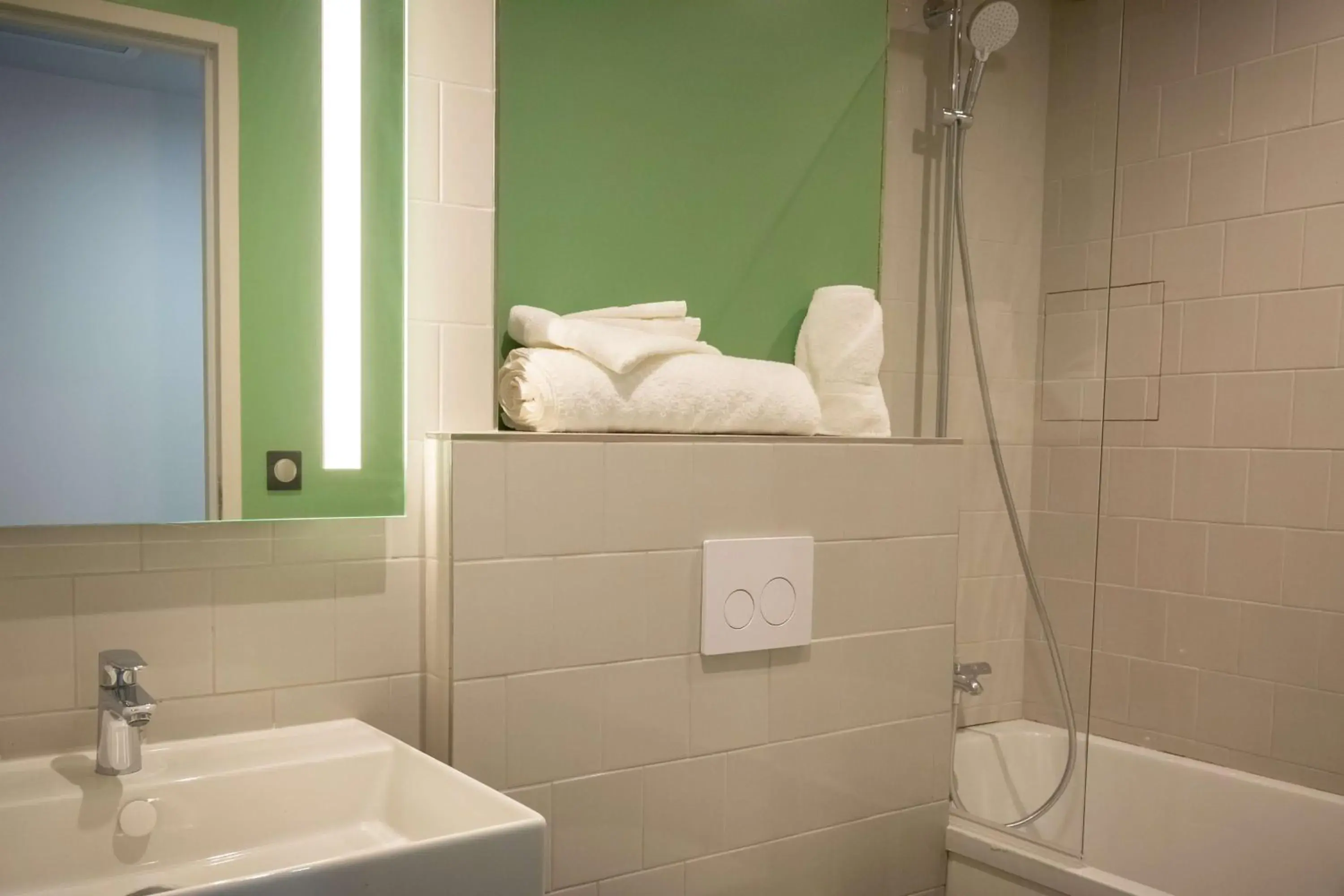 Executive King Room with Balcony in Best Western 11BAUER Paris Saint-Ouen Executive King Room with Balcony in Best Western 11BAUER Paris Saint-Ouen