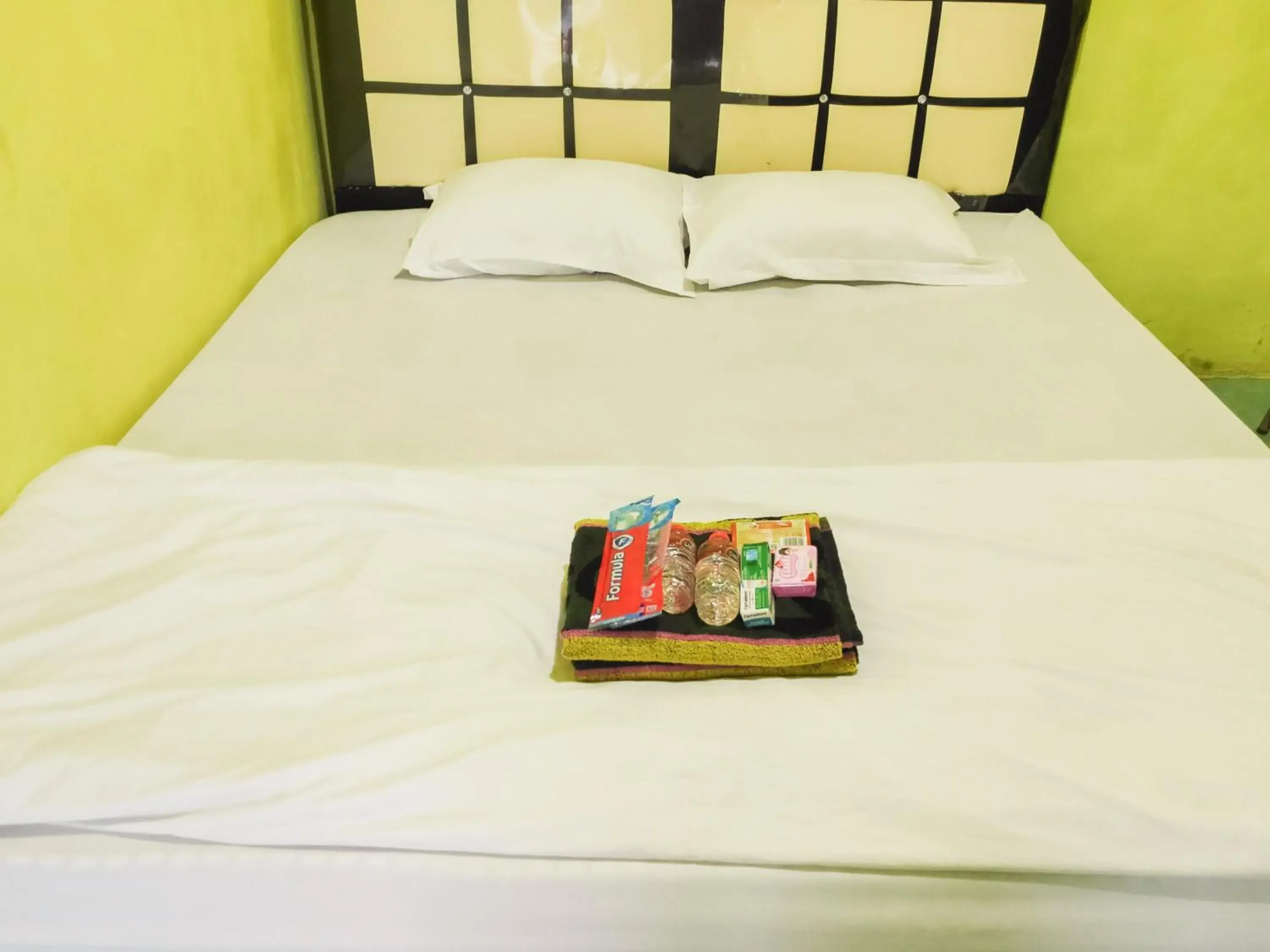 Deluxe Double Room in RedDoorz near Pelabuhan Ajibata Parapat Deluxe Double Room in RedDoorz near Pelabuhan Ajibata Parapat