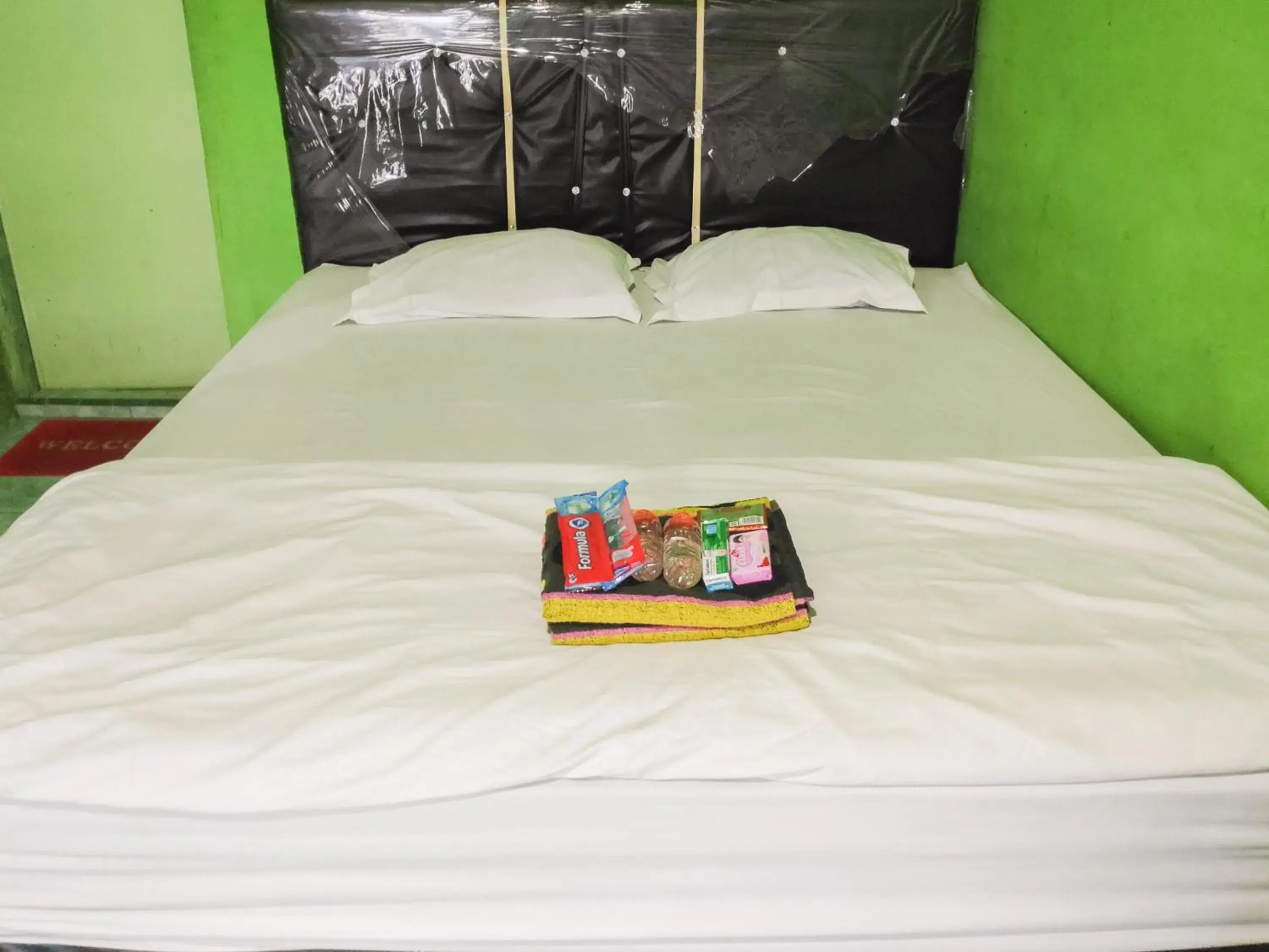 Family Room - single occupancy in RedDoorz near Pelabuhan Ajibata Parapat Family Room - single occupancy in RedDoorz near Pelabuhan Ajibata Parapat