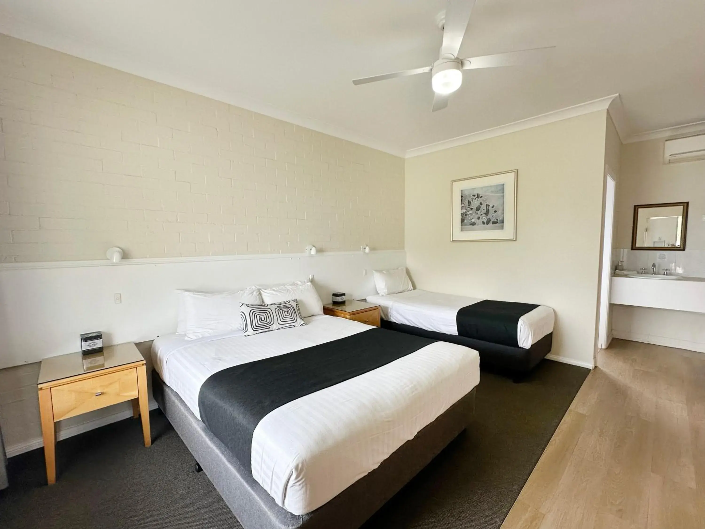 Deluxe Triple Room in Catalina Motel Lake Macquarie Deluxe Triple Room in Catalina Motel Lake Macquarie