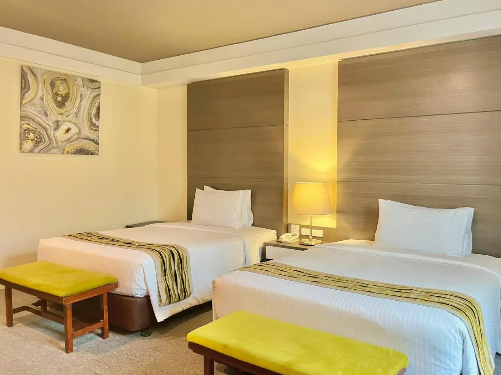 Deluxe Twin Room in 88 Courtyard Hotel Deluxe Twin Room in 88 Courtyard Hotel