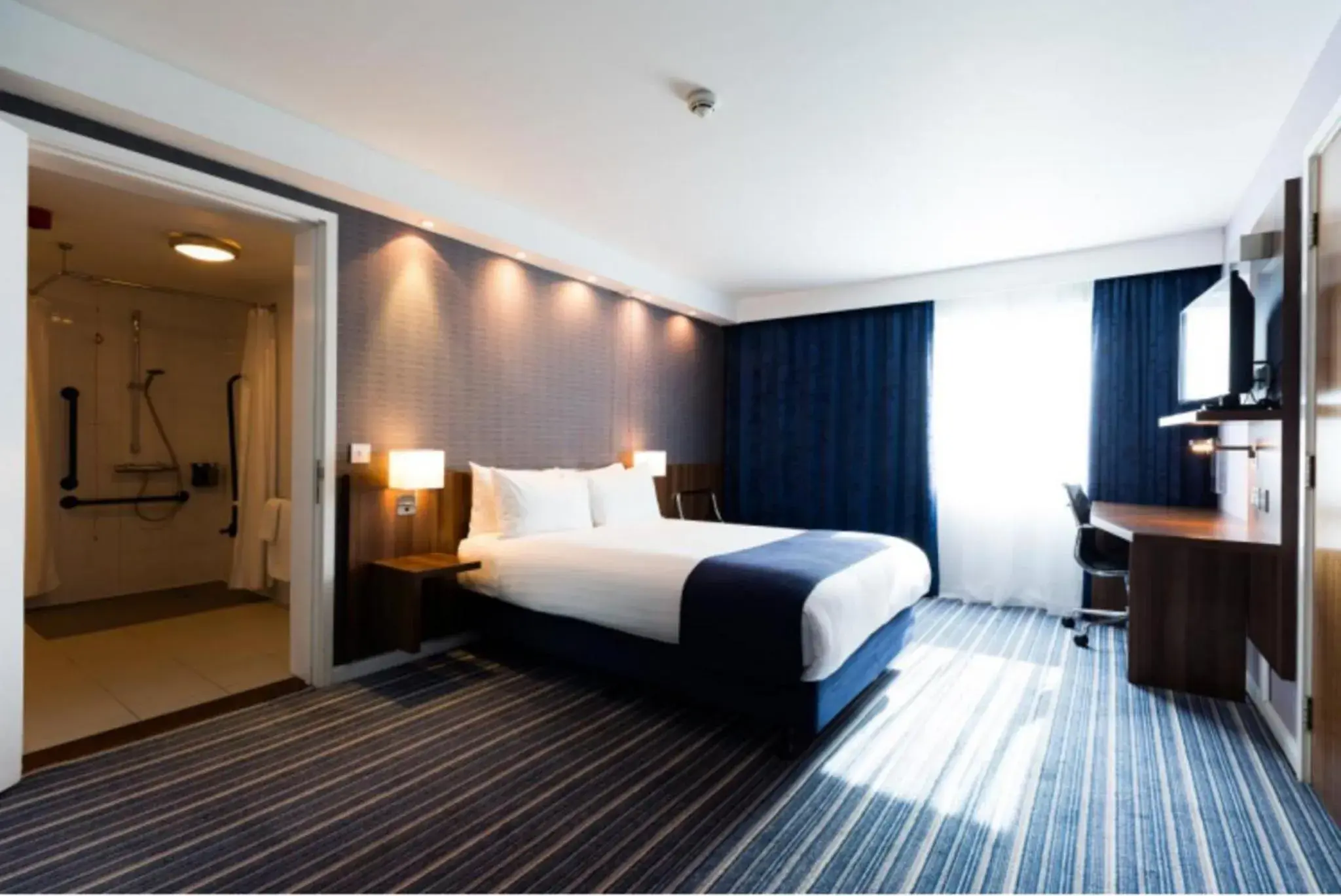 Double Room with Free Hot Breakfast - Accessible in Holiday Inn Express London Heathrow T5 by IHG Double Room with Free Hot Breakfast - Accessible in Holiday Inn Express London Heathrow T5 by IHG