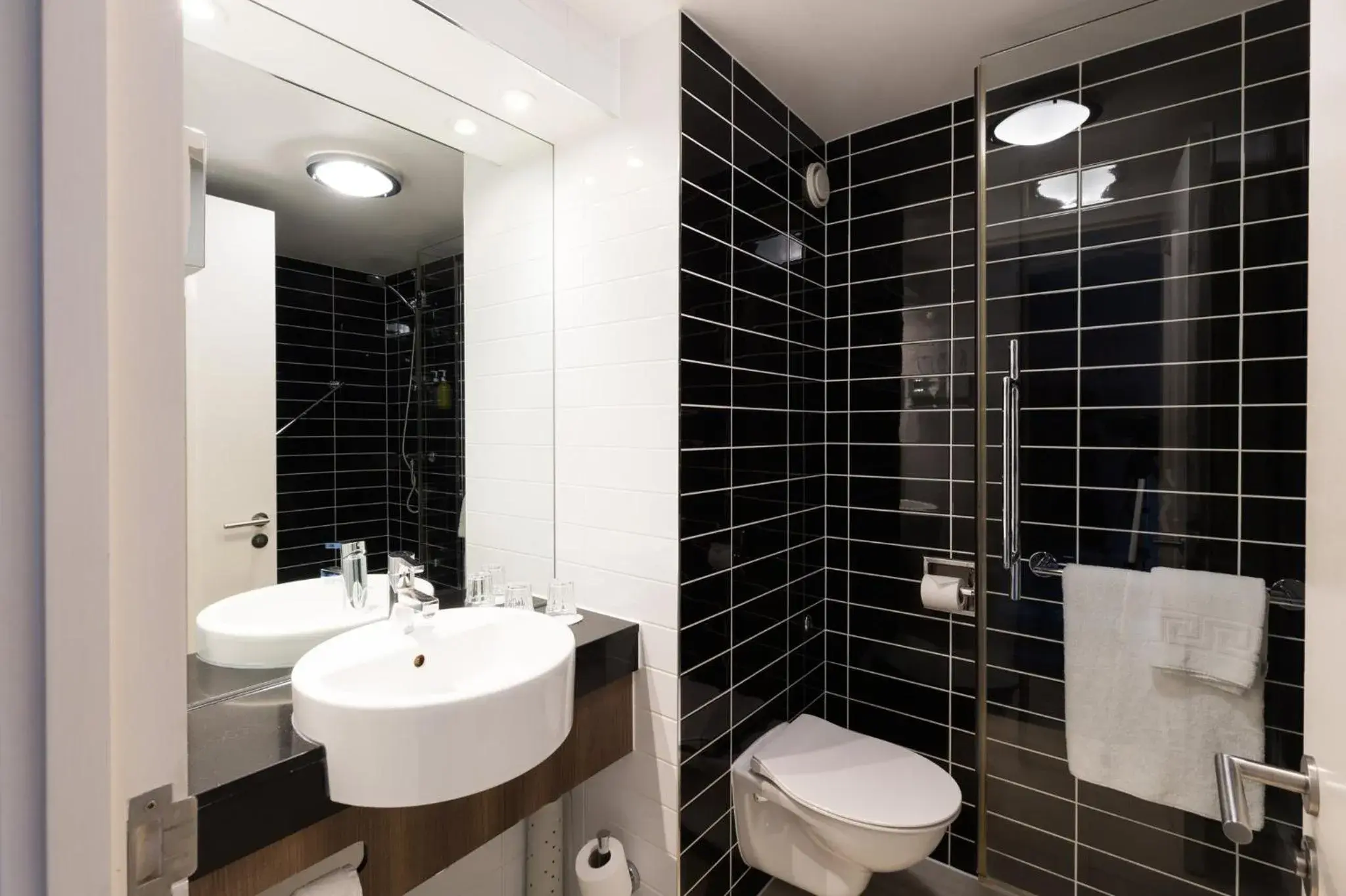 Standard Double Room with Sofa Bed and Free Hot Breakfast in Holiday Inn Express London Heathrow T5 by IHG Standard Double Room with Sofa Bed and Free Hot Breakfast in Holiday Inn Express London Heathrow T5 by IHG