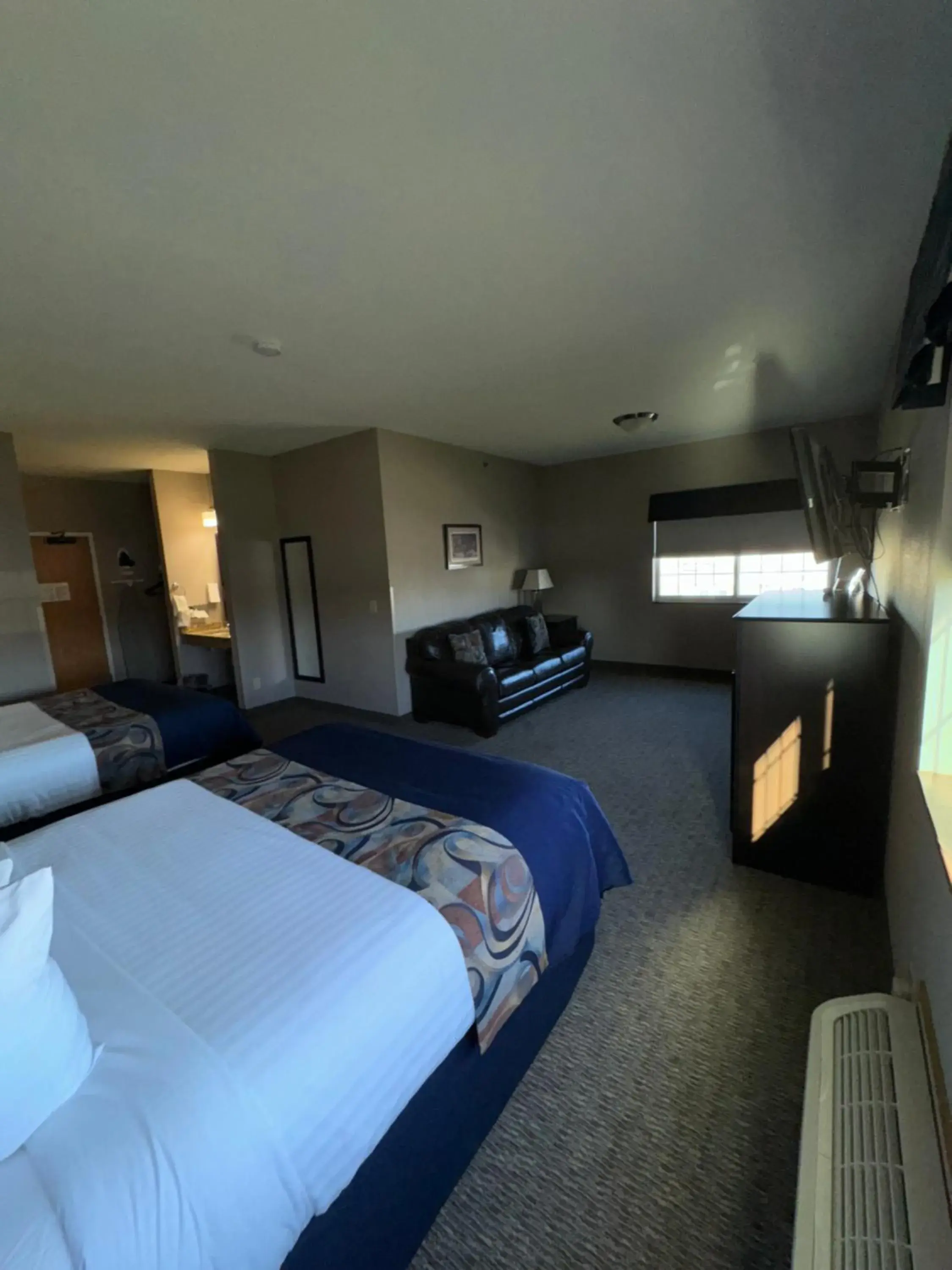 Queen Suite in Garner INN & Suites Queen Suite in Garner INN & Suites