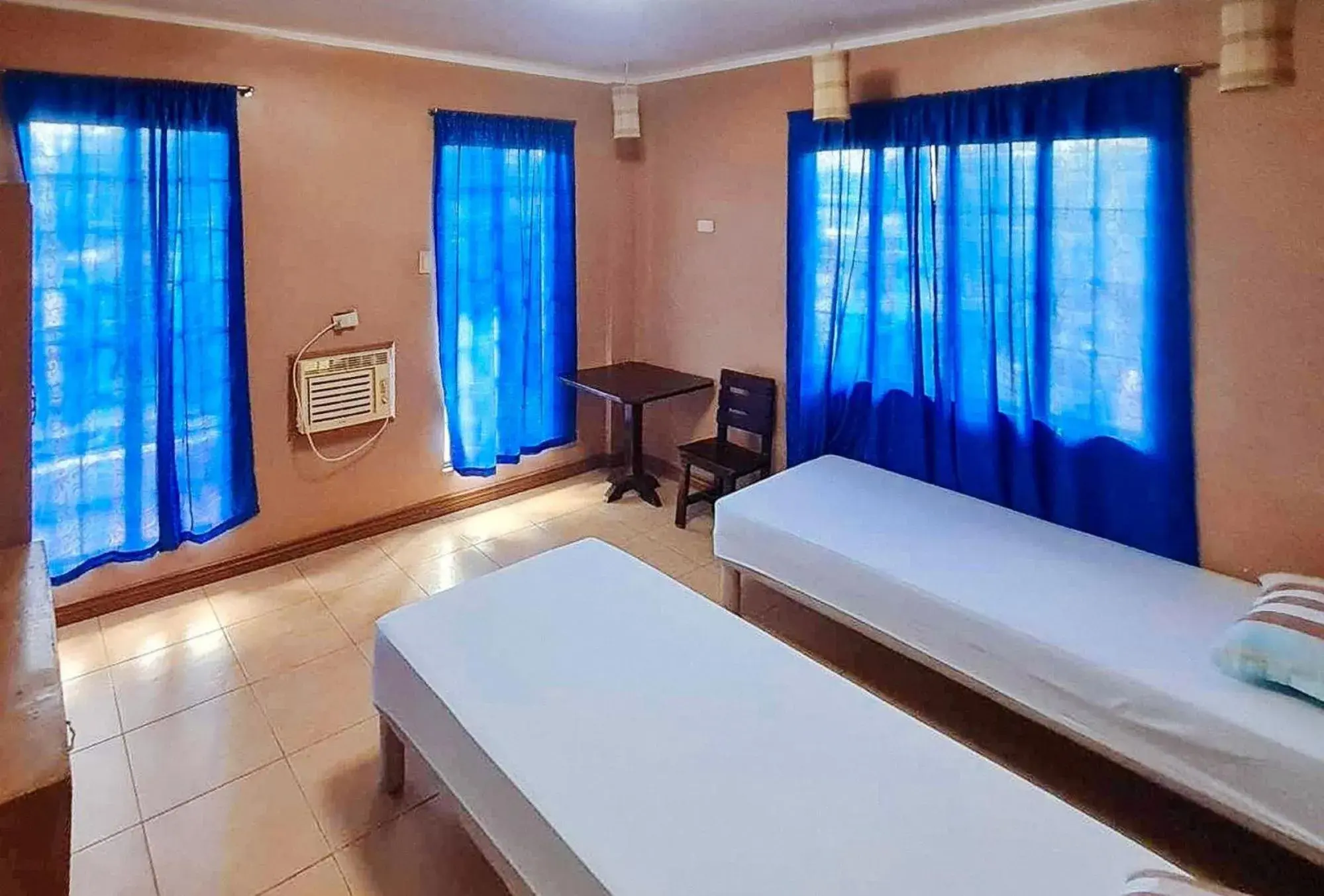 Family Room in RedDoorz @ D'Little Egg Hostel Pangasinan Family Room in RedDoorz @ D'Little Egg Hostel Pangasinan