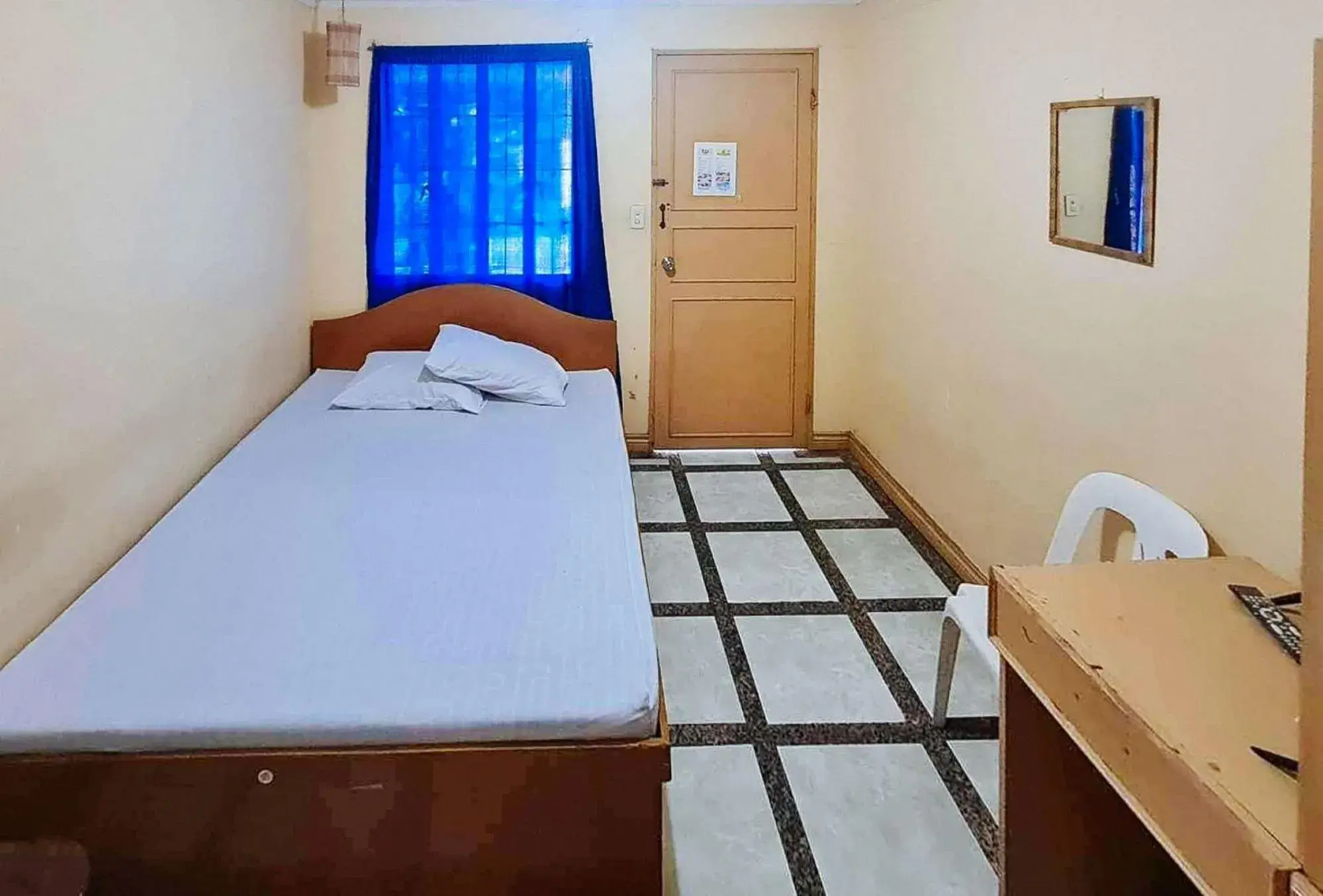 Standard Double Room in RedDoorz @ D'Little Egg Hostel Pangasinan Standard Double Room in RedDoorz @ D'Little Egg Hostel Pangasinan