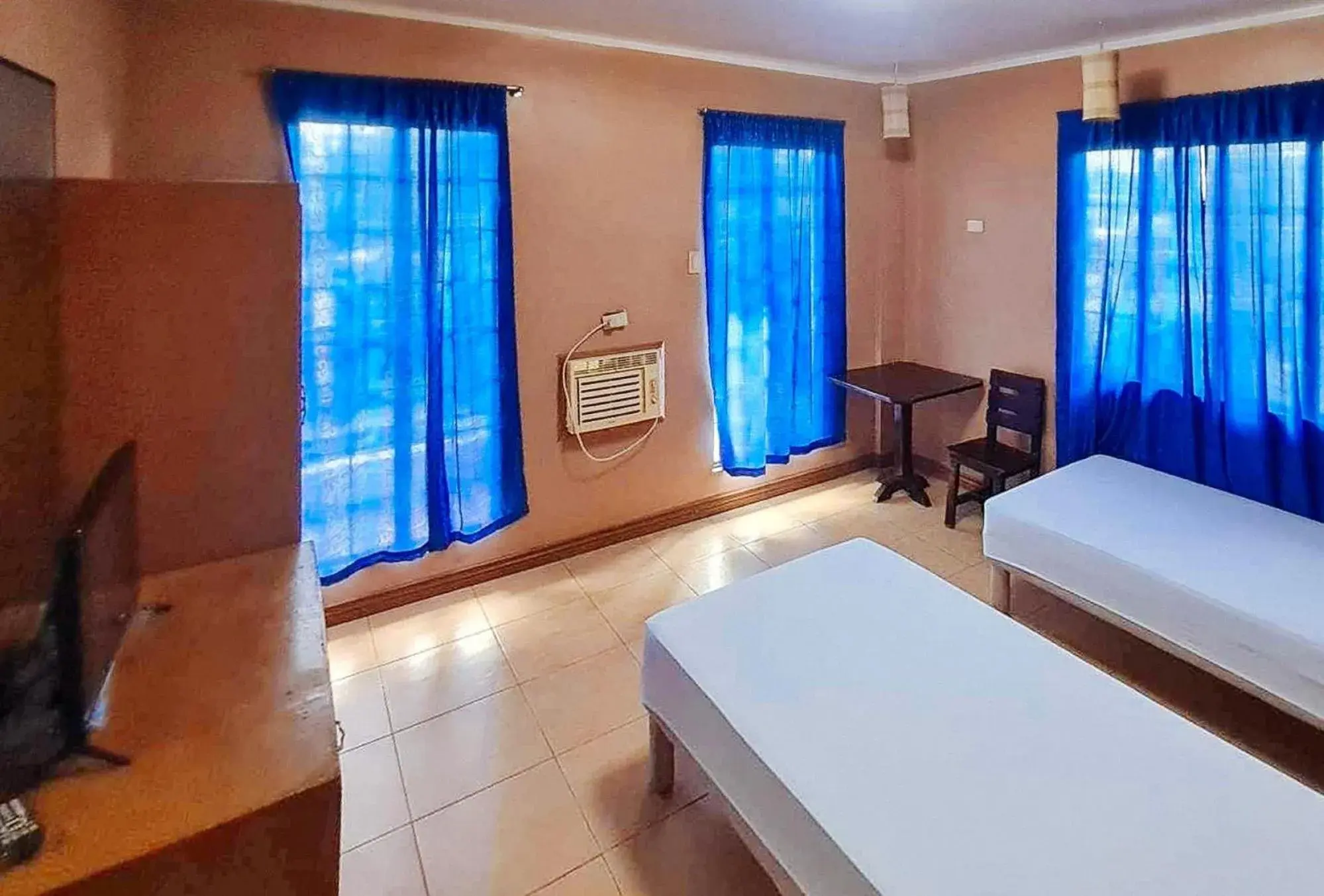 Twin Room in RedDoorz @ D'Little Egg Hostel Pangasinan Twin Room in RedDoorz @ D'Little Egg Hostel Pangasinan