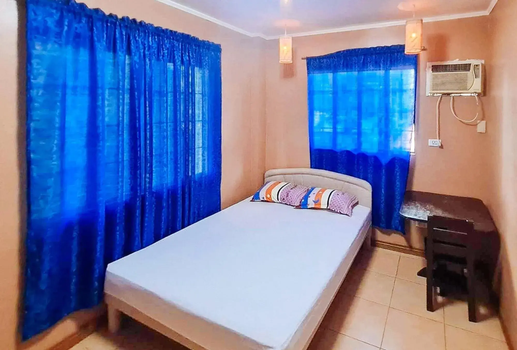 Deluxe Room in RedDoorz @ D'Little Egg Hostel Pangasinan Deluxe Room in RedDoorz @ D'Little Egg Hostel Pangasinan