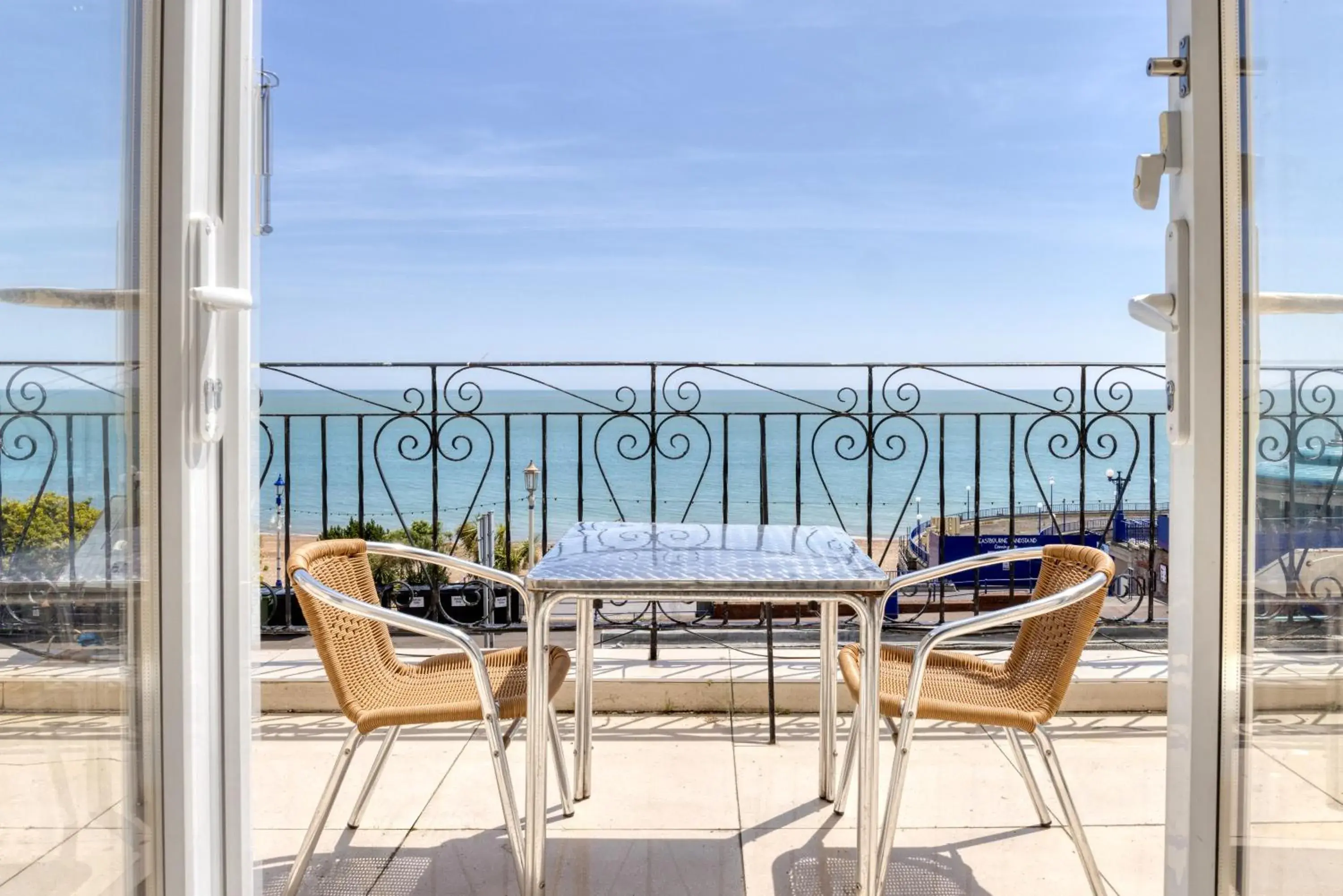 Single Room with Shared Balcony in The Cumberland Hotel Single Room with Shared Balcony in The Cumberland Hotel