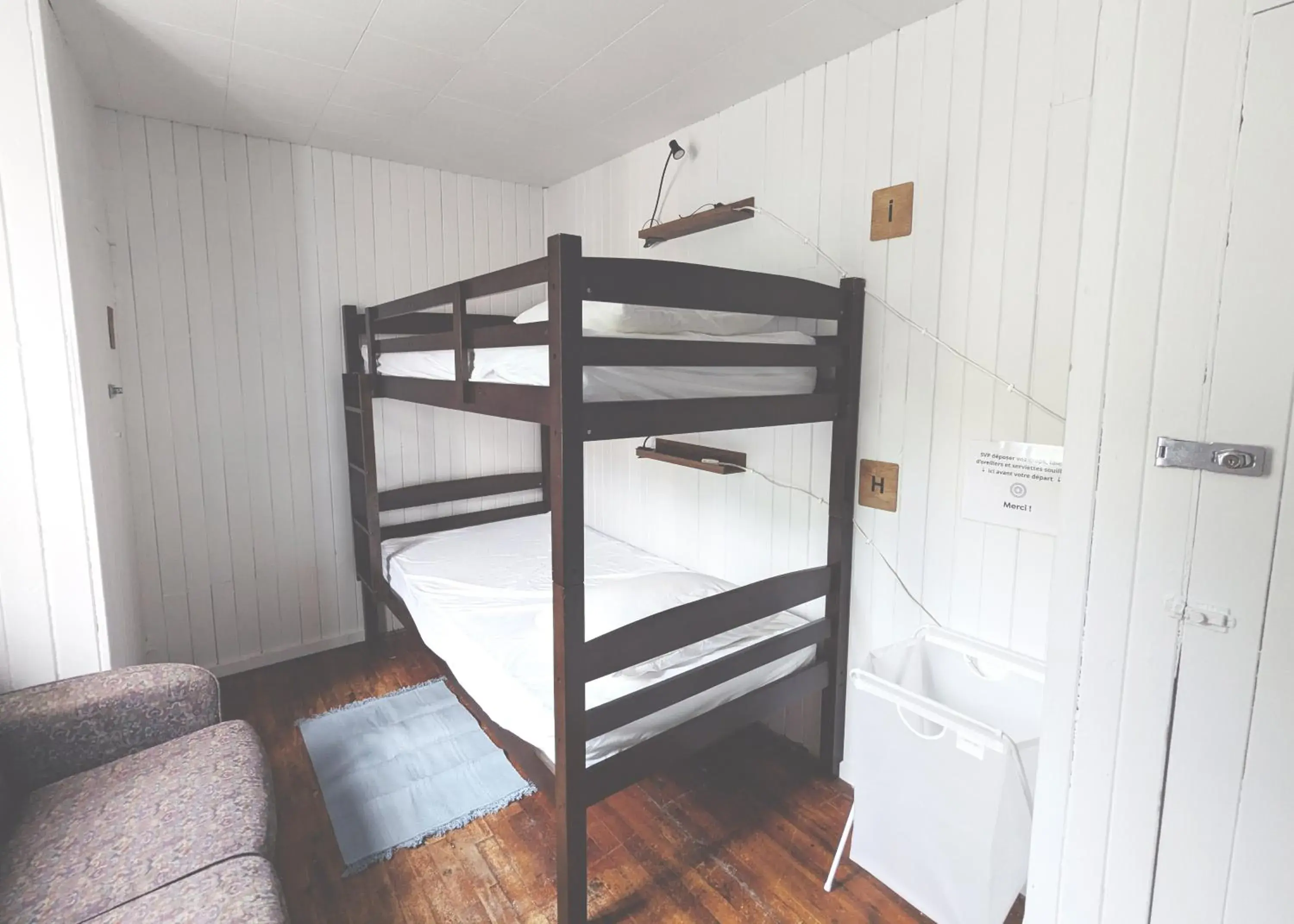 Single Bed in Female Dormitory Room in Auberge de la rive de Charlevoix - Auberge de jeunesse familiale pour voyageurs de tous âges Single Bed in Female Dormitory Room in Auberge de la rive de Charlevoix - Auberge de jeunesse familiale pour voyageurs de tous âges